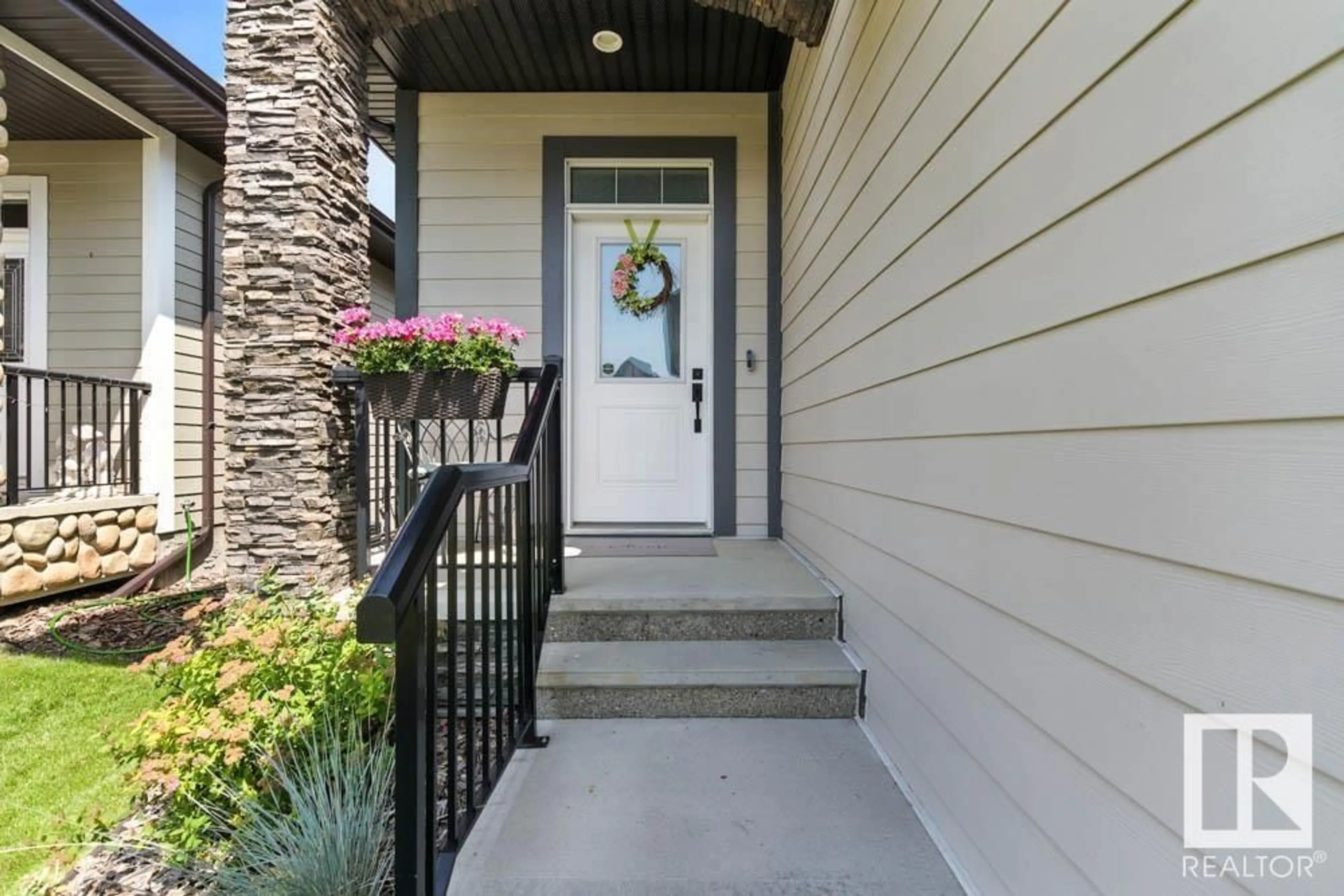 Indoor entryway for 32 SIGNATURE CV, Sherwood Park Alberta T8H0W8