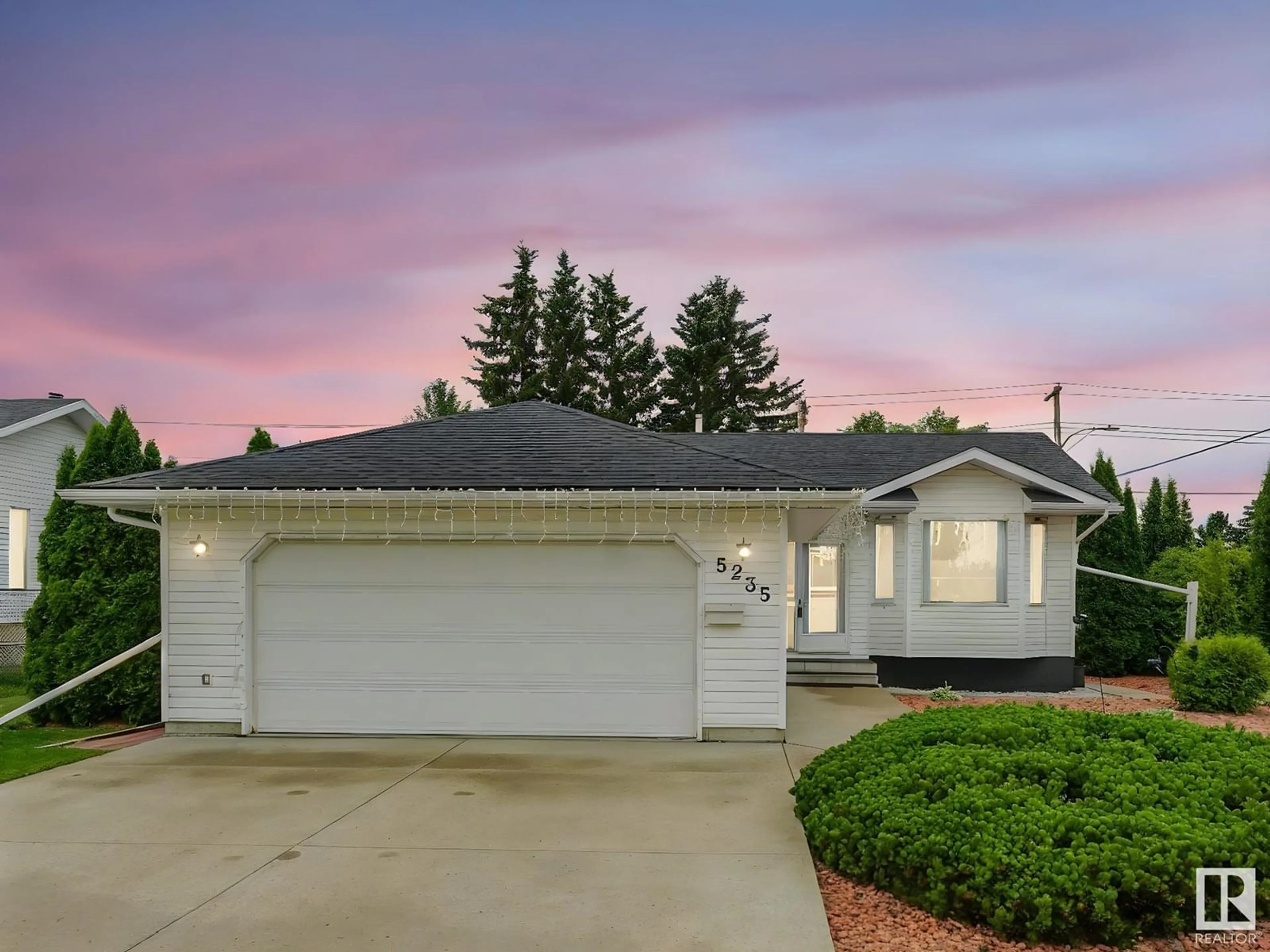 Home with vinyl exterior material, street for 5235 54 AV, Mundare Alberta T0B3H0