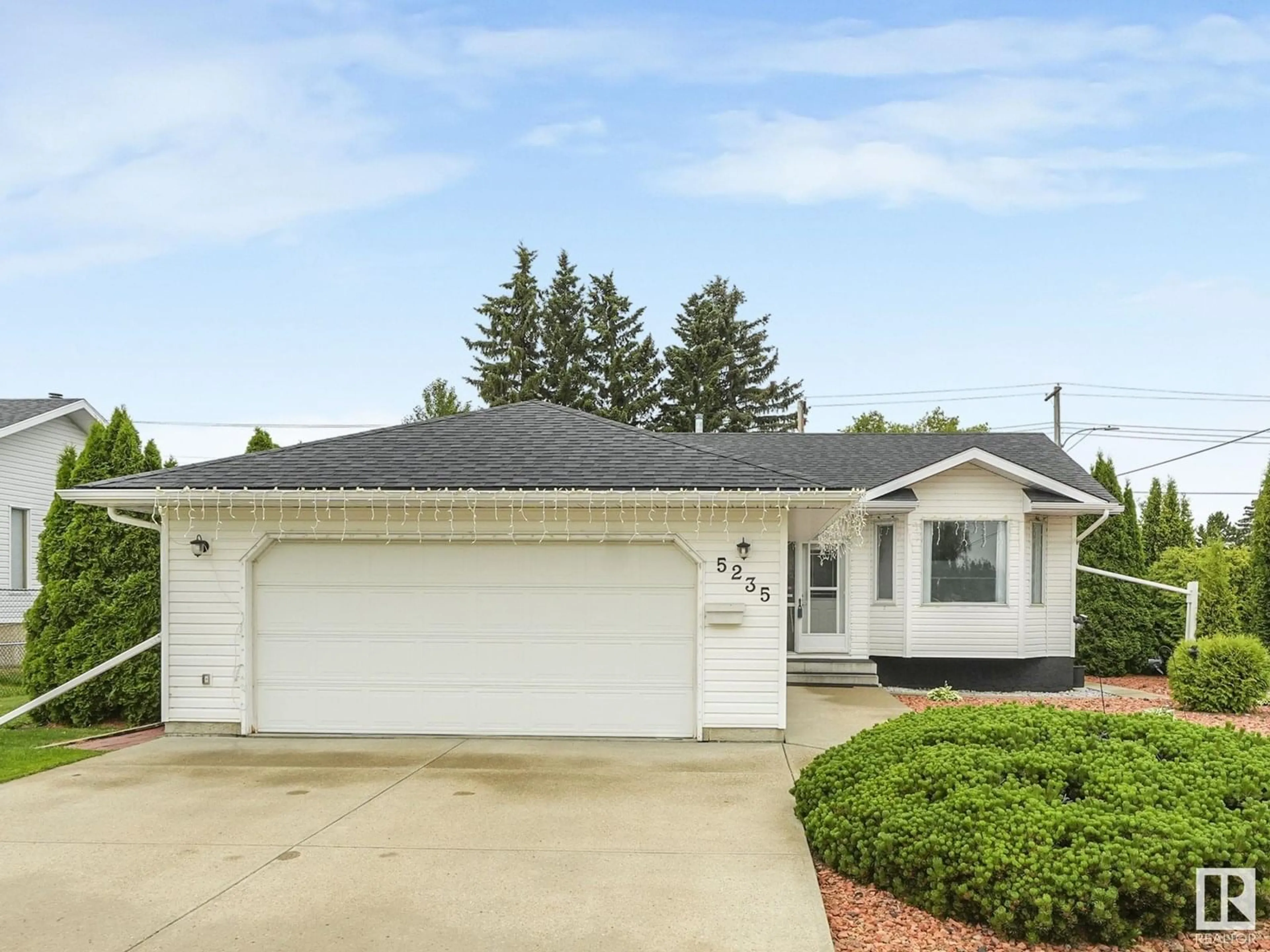 Home with vinyl exterior material, street for 5235 54 AV, Mundare Alberta T0B3H0