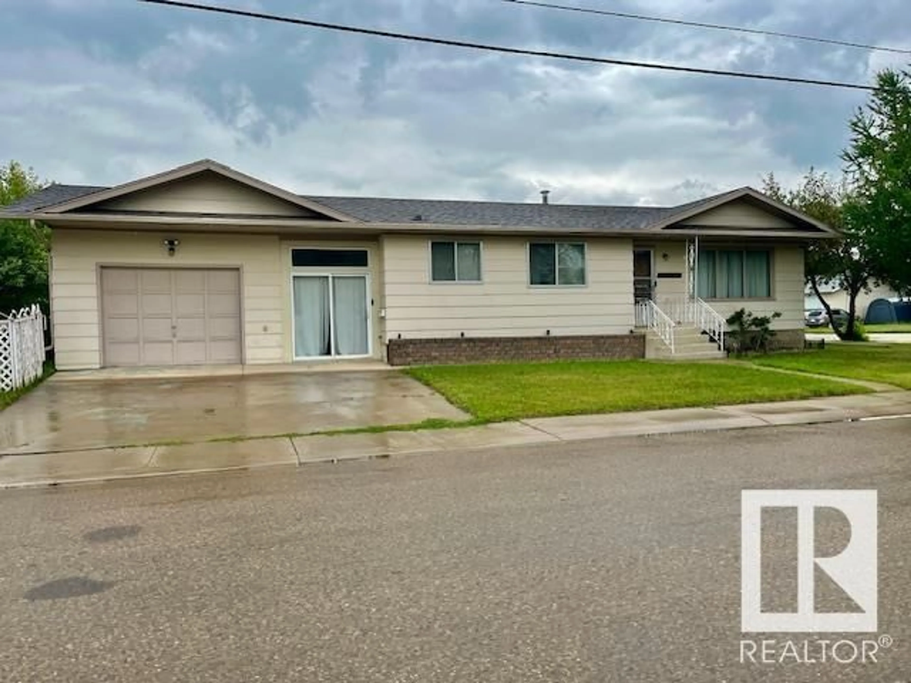 Home with vinyl exterior material, street for 5446 45 ST, Vegreville Alberta T9C1C9