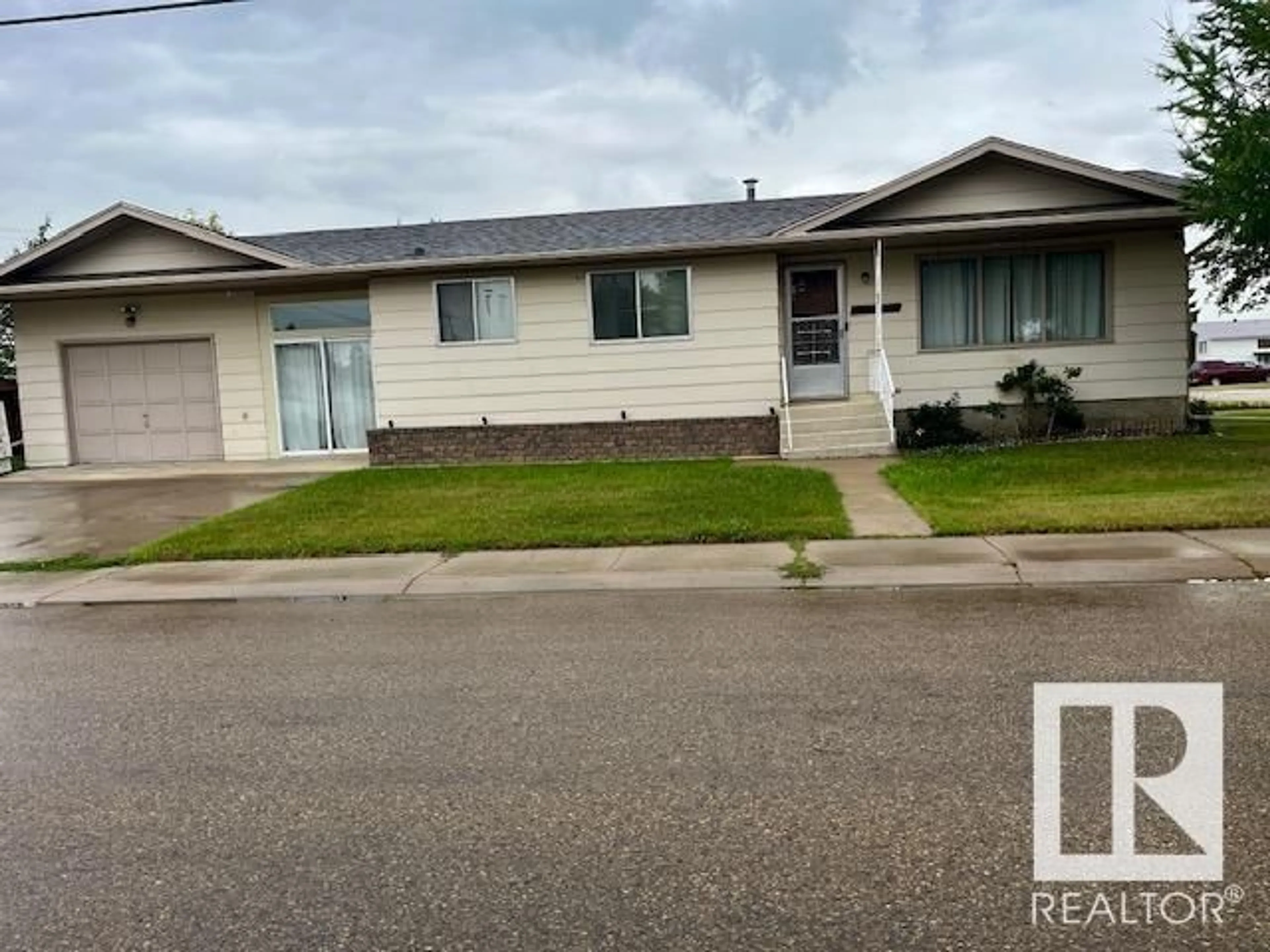 Home with vinyl exterior material, street for 5446 45 ST, Vegreville Alberta T9C1C9