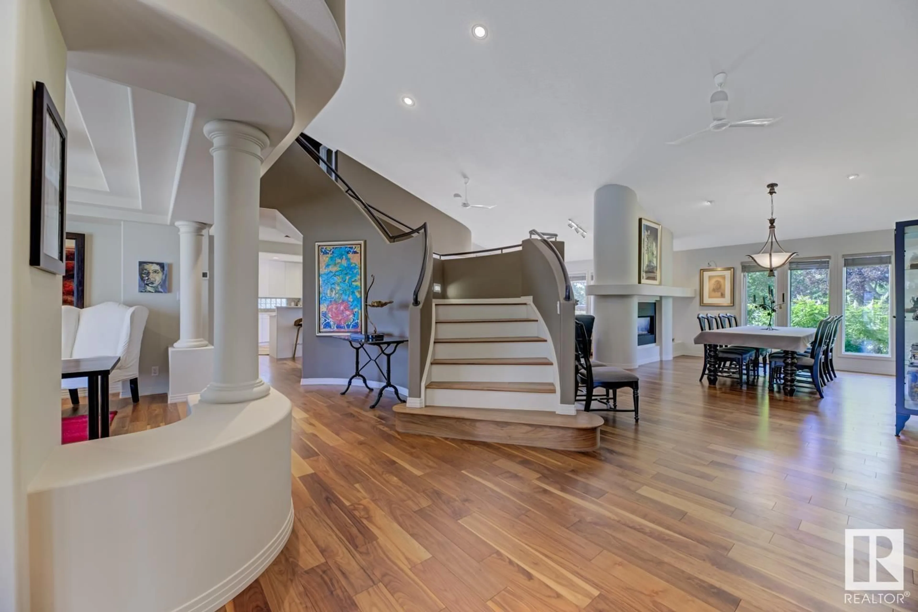 Indoor foyer for 112 WEAVER DR, Edmonton Alberta T6M2J3