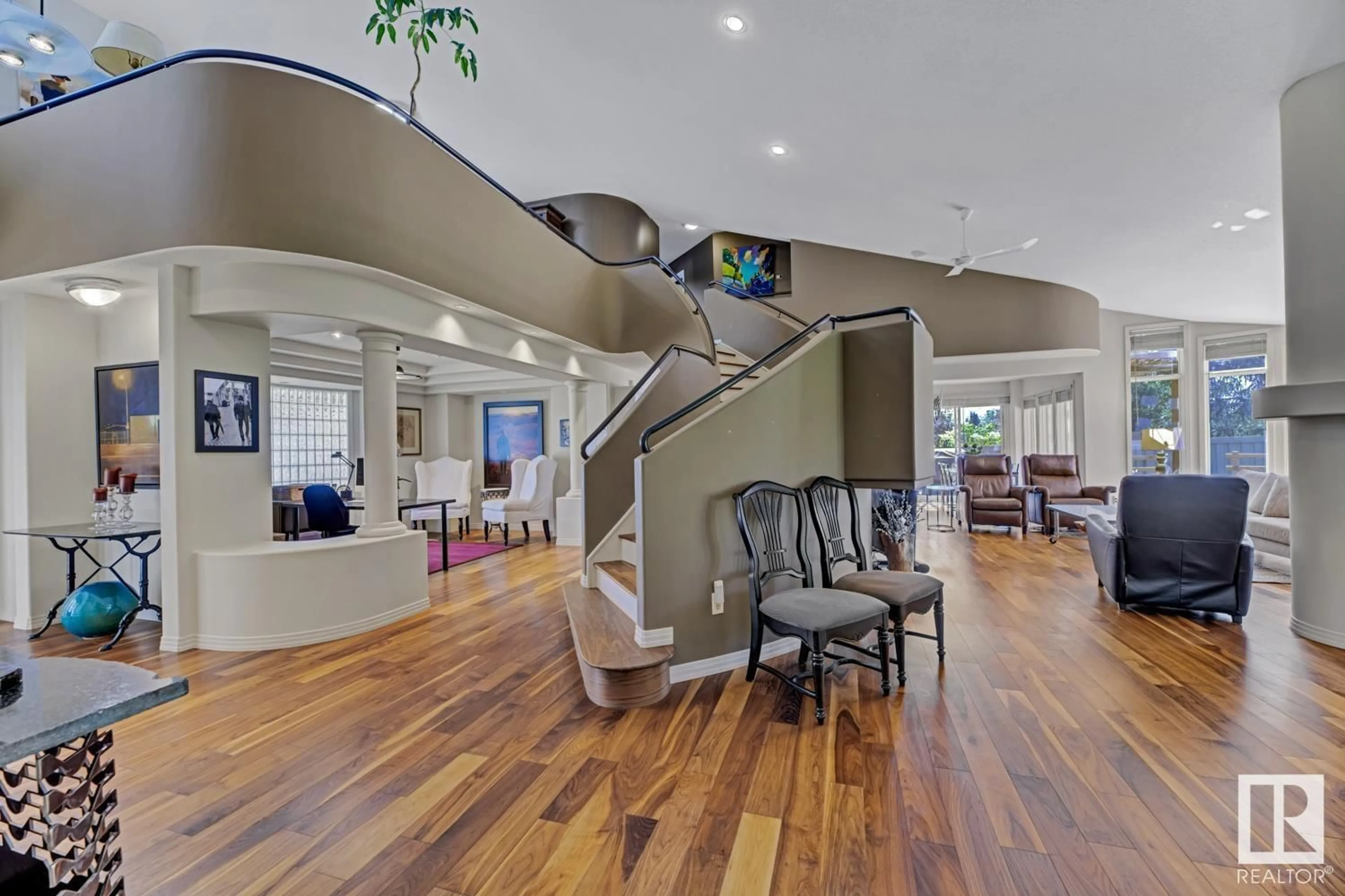 Indoor foyer for 112 WEAVER DR, Edmonton Alberta T6M2J3