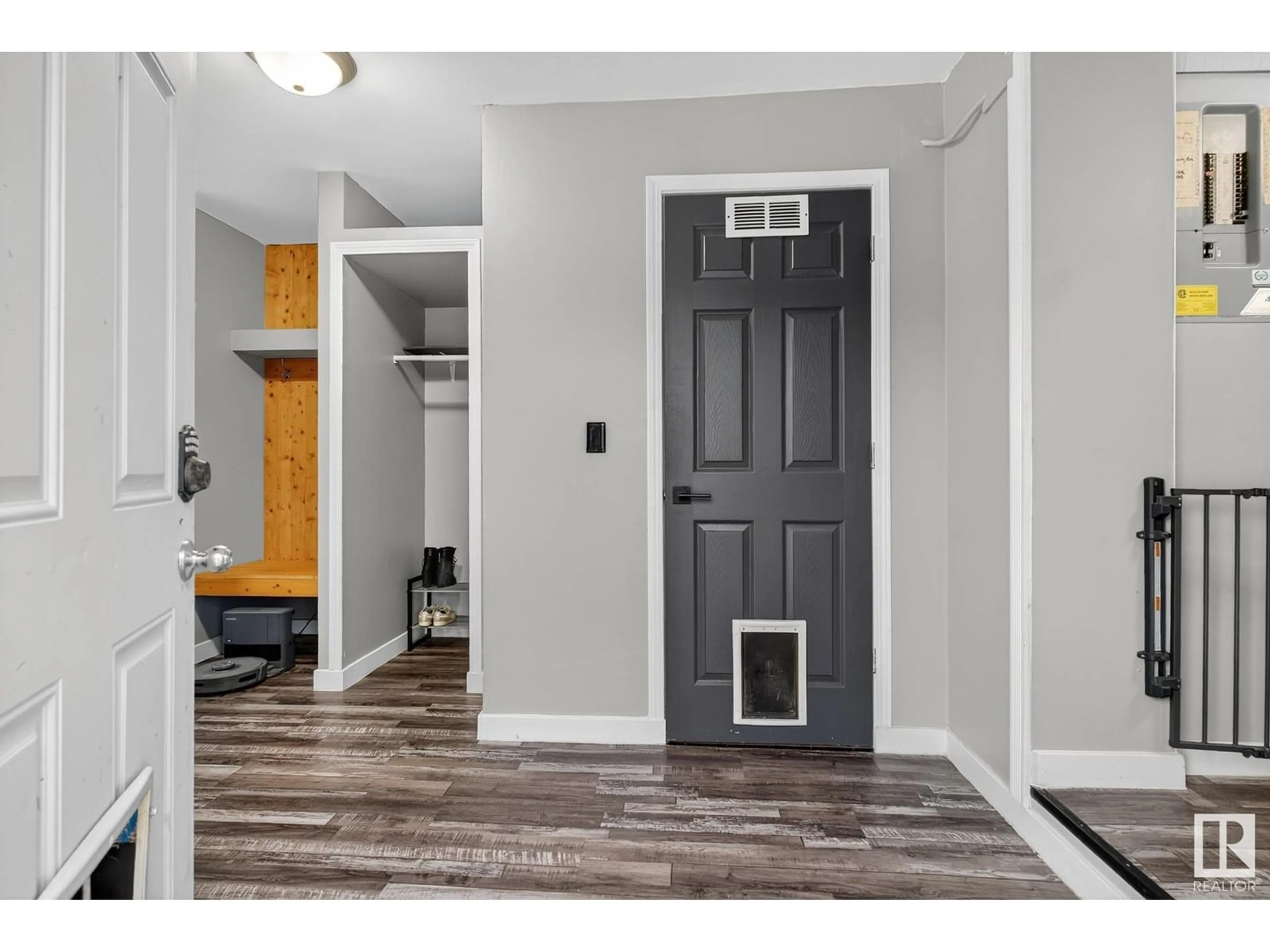 Indoor entryway for 25528 SH 651, Rural Sturgeon County Alberta T0G1L1