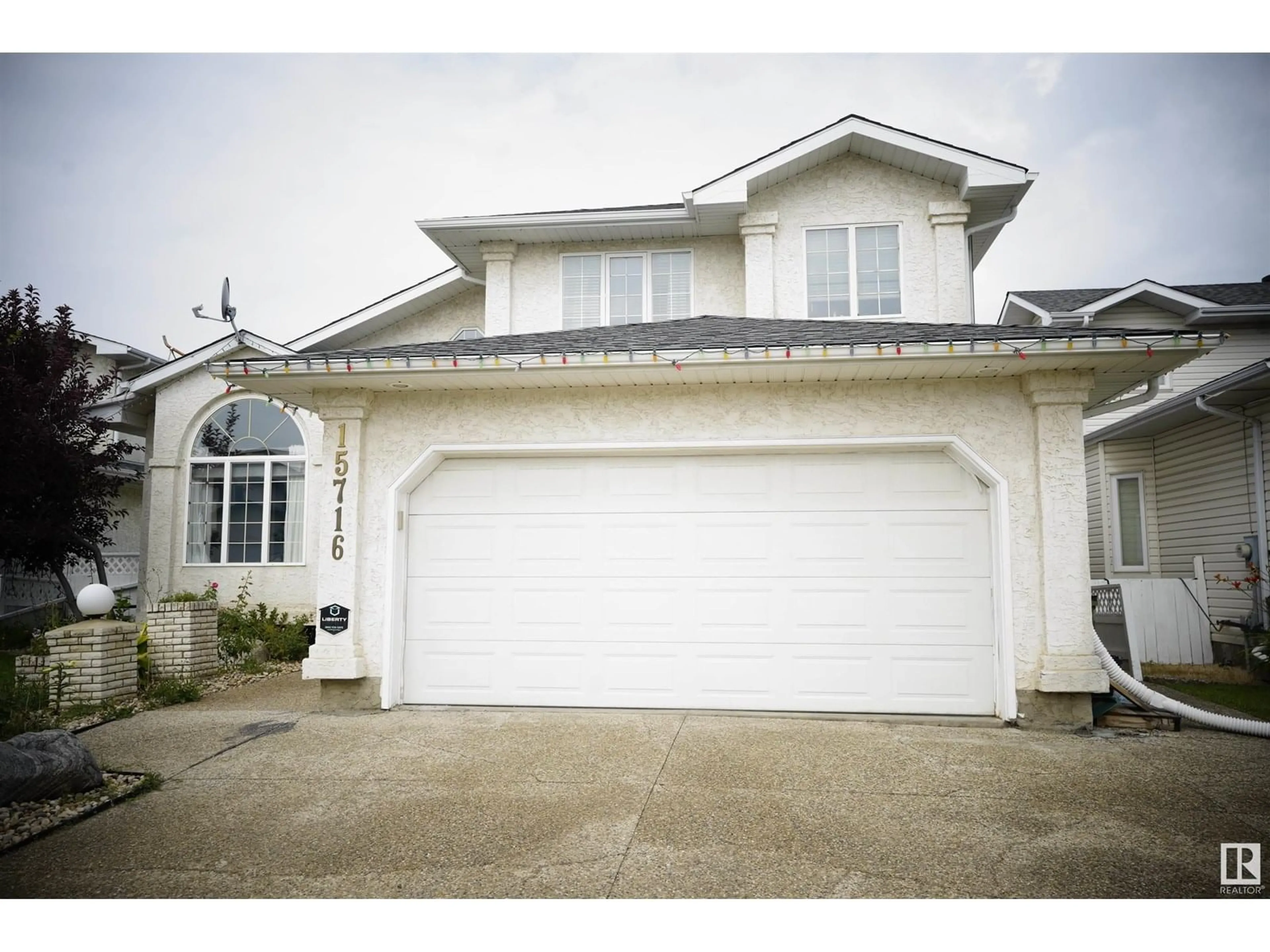 Indoor garage for NW - 15716 68 ST, Edmonton Alberta T5Z3A4