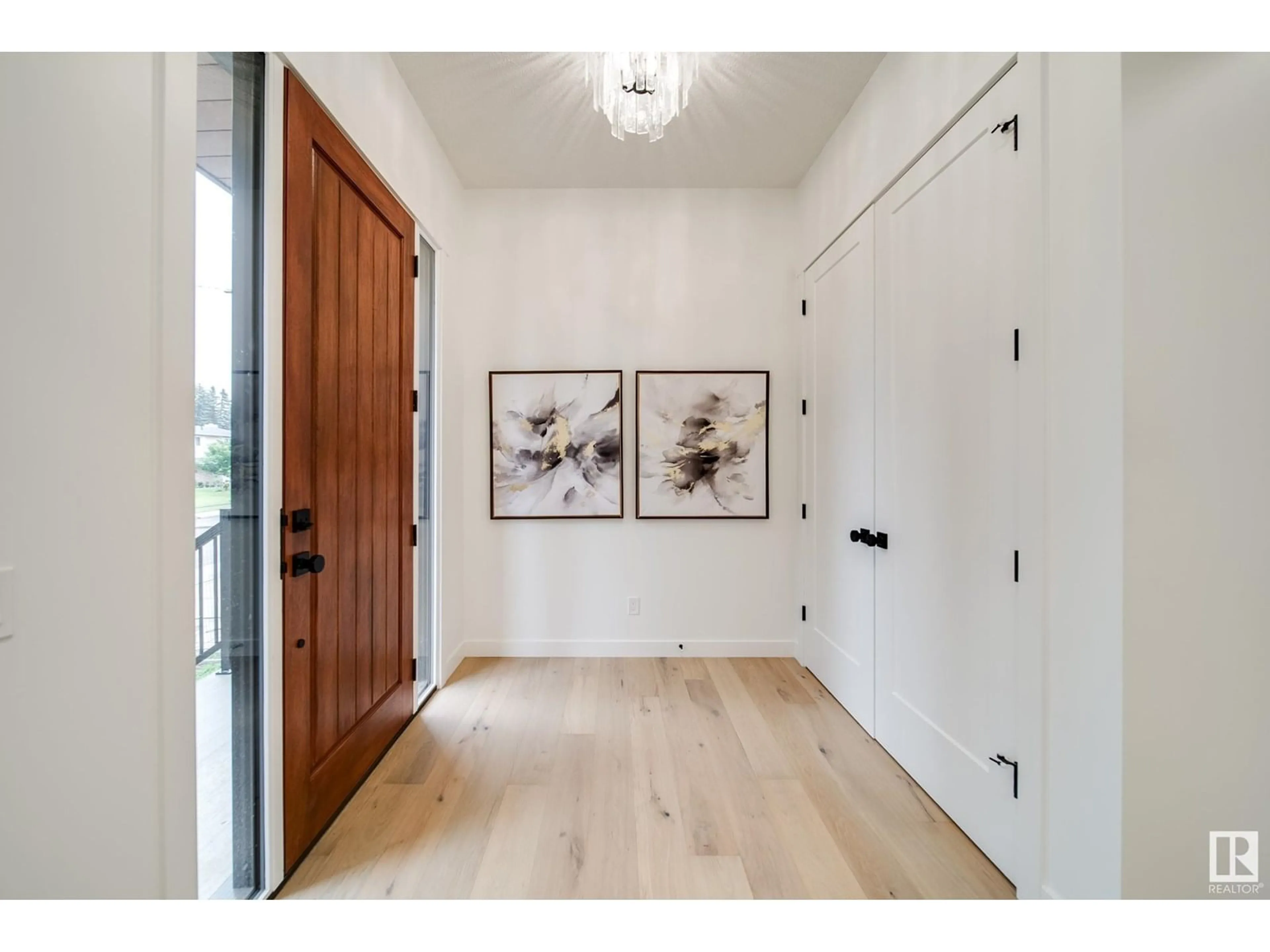 Indoor entryway for 40A VALLEYVIEW CR, Edmonton Alberta T5R5S6