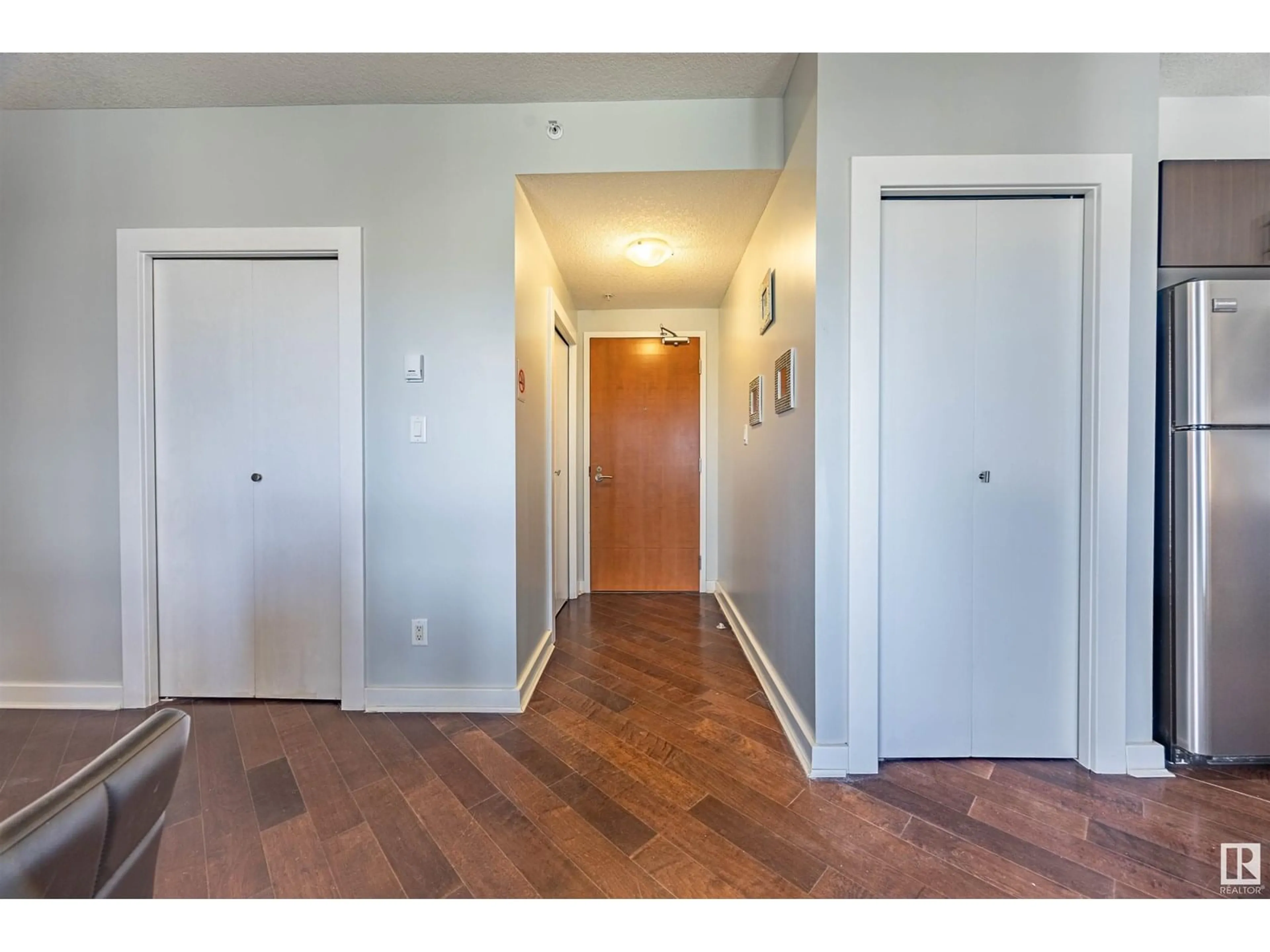 Indoor entryway for 1201 104 ST NW, Edmonton Alberta T5J0B6
