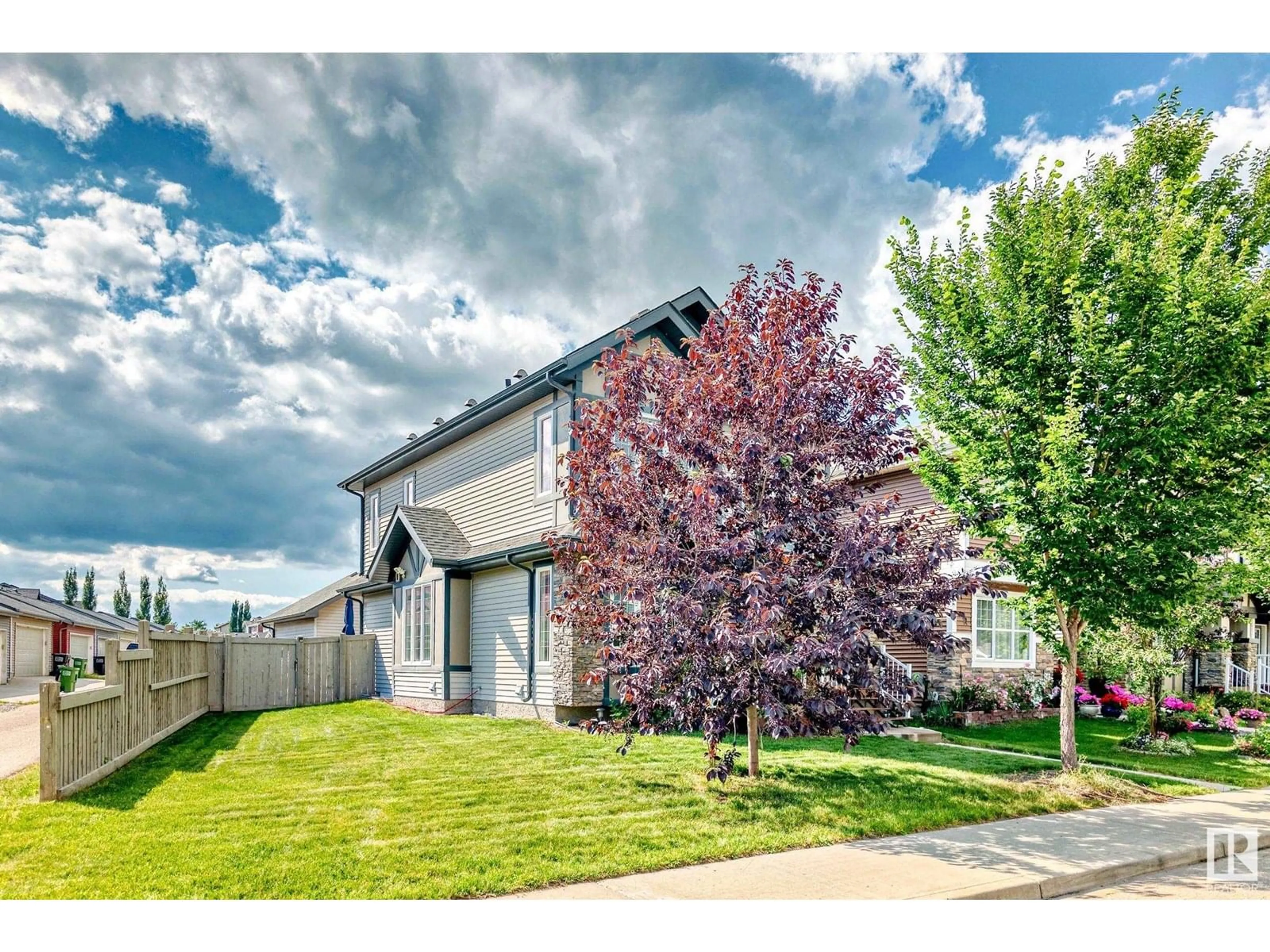 Home with vinyl exterior material, street for 8920 218 ST, Edmonton Alberta T5T4R8