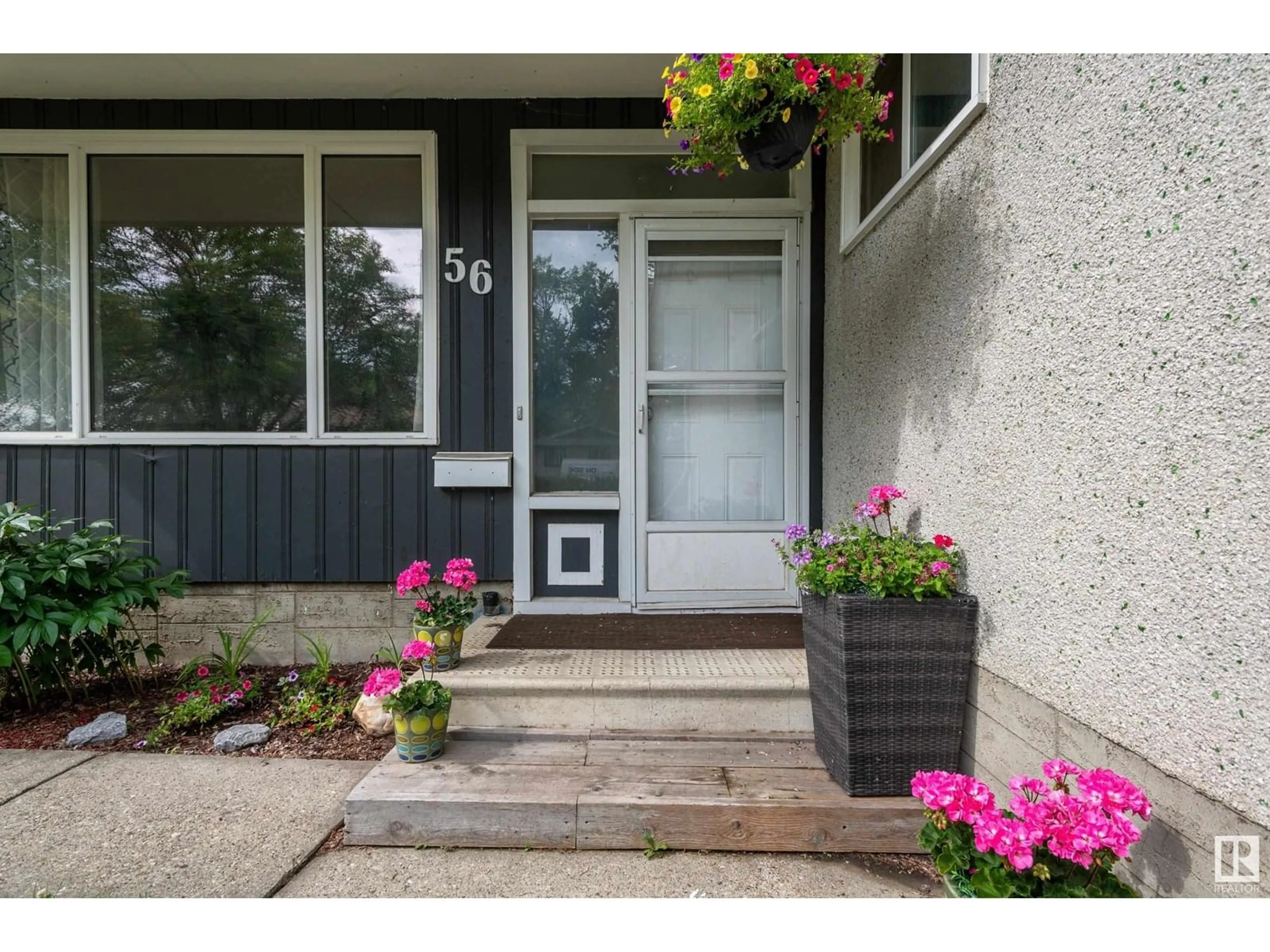 Indoor entryway for 56 SUNSET BV, St. Albert Alberta T8N0N8