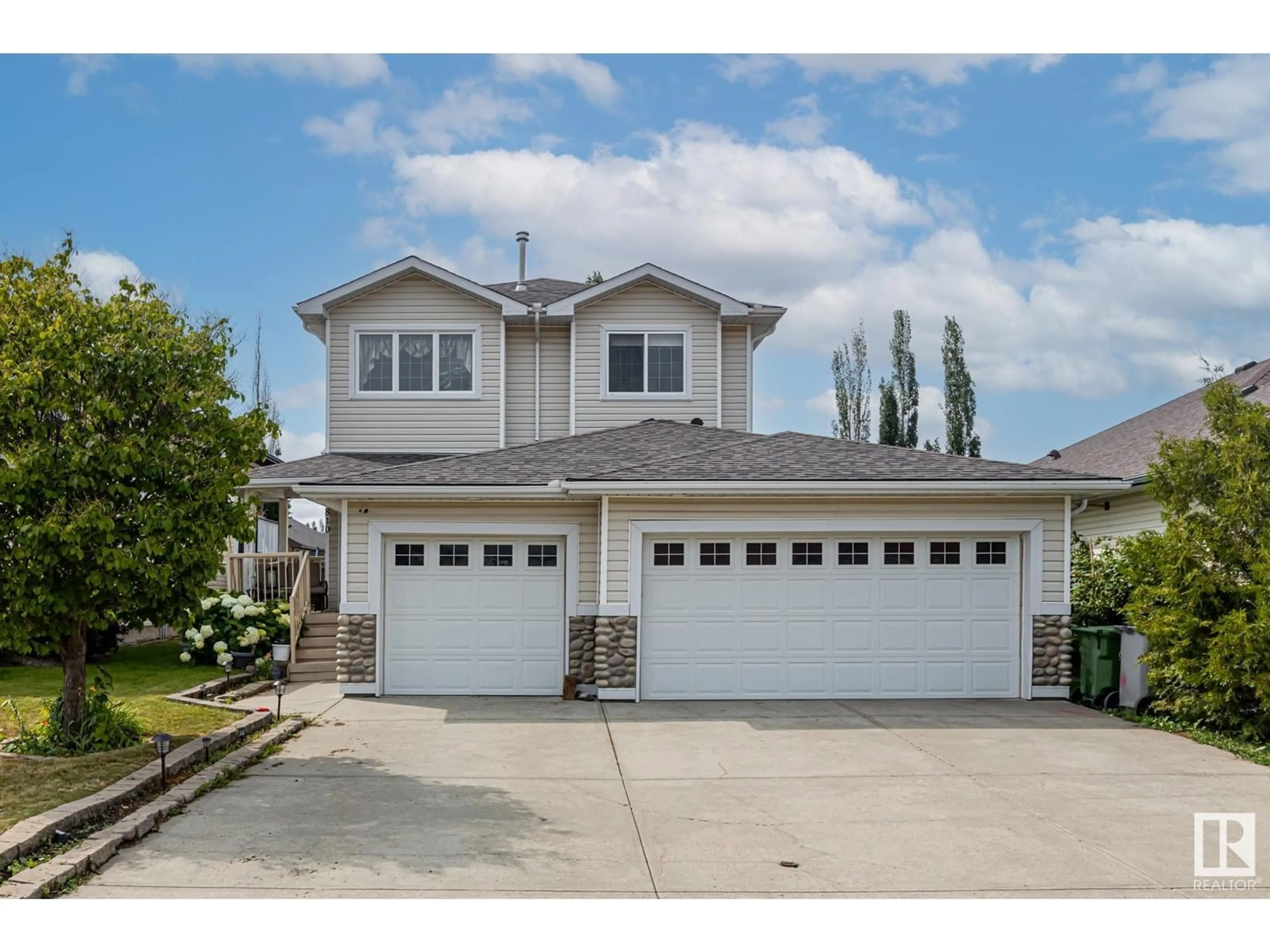 Home with vinyl exterior material, street for 810 GRANDIN DR, Morinville Alberta T8R1T9