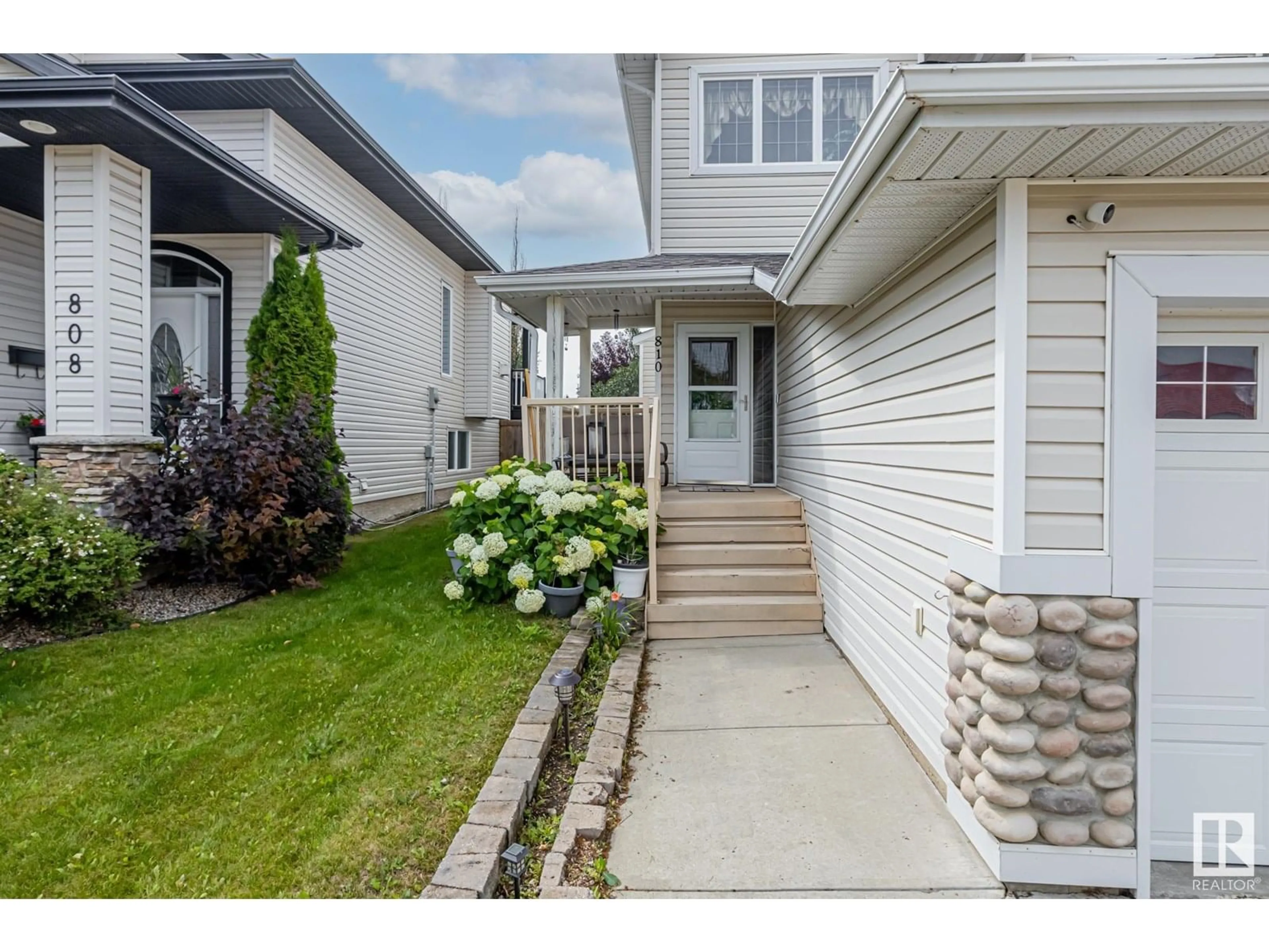 Home with vinyl exterior material, street for 810 GRANDIN DR, Morinville Alberta T8R1T9