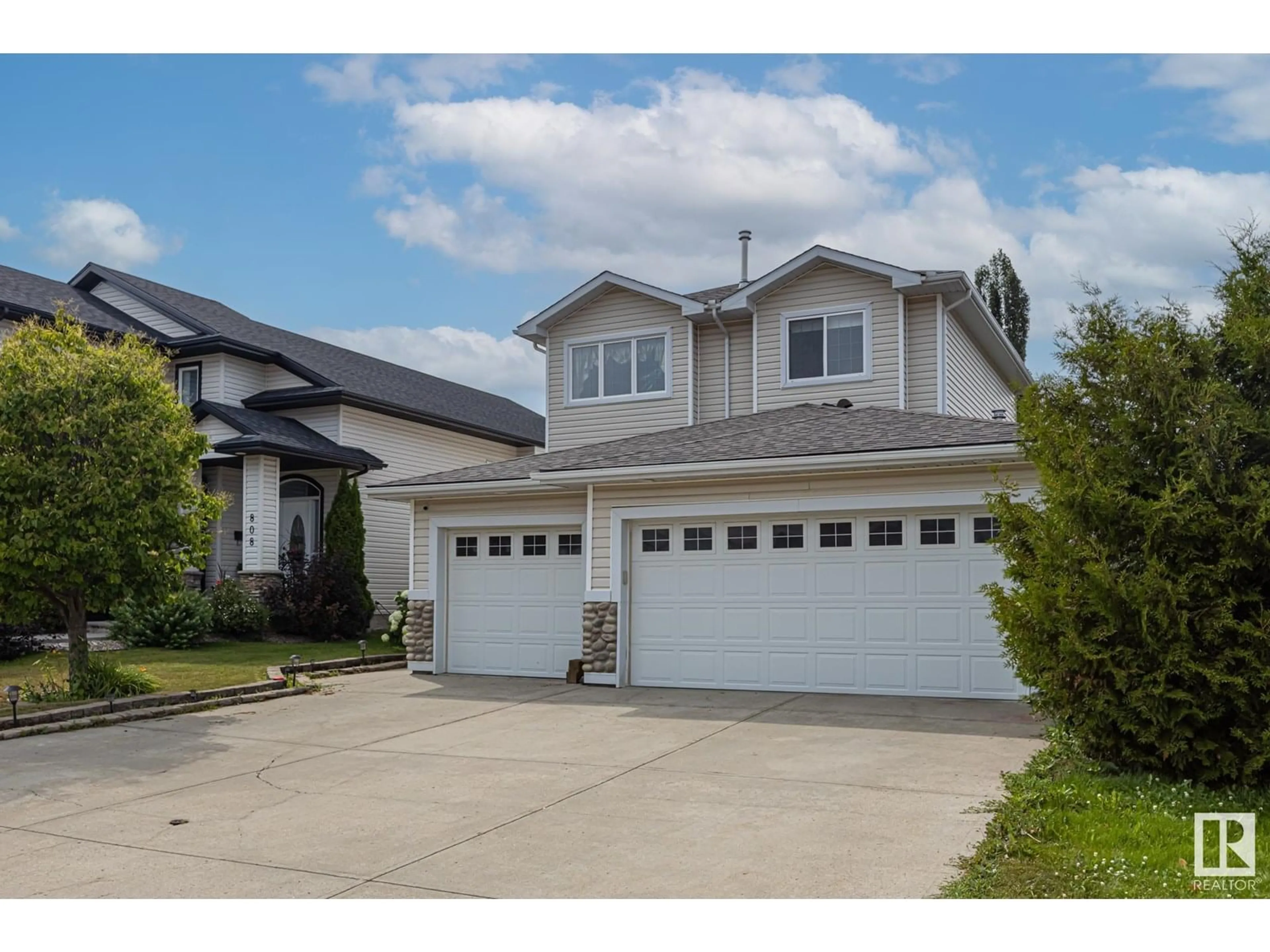 Home with vinyl exterior material, street for 810 GRANDIN DR, Morinville Alberta T8R1T9