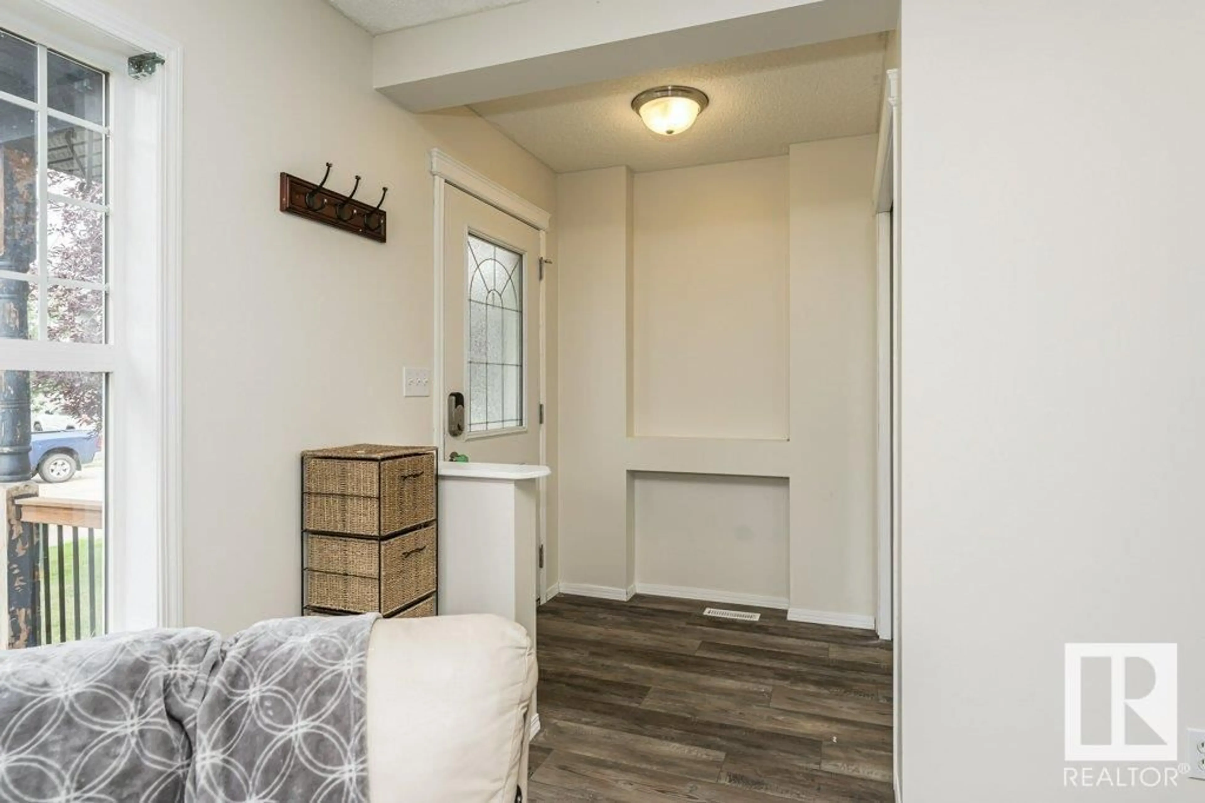 Indoor entryway for 374 SUMMERTON CR, Sherwood Park Alberta T8H2P4