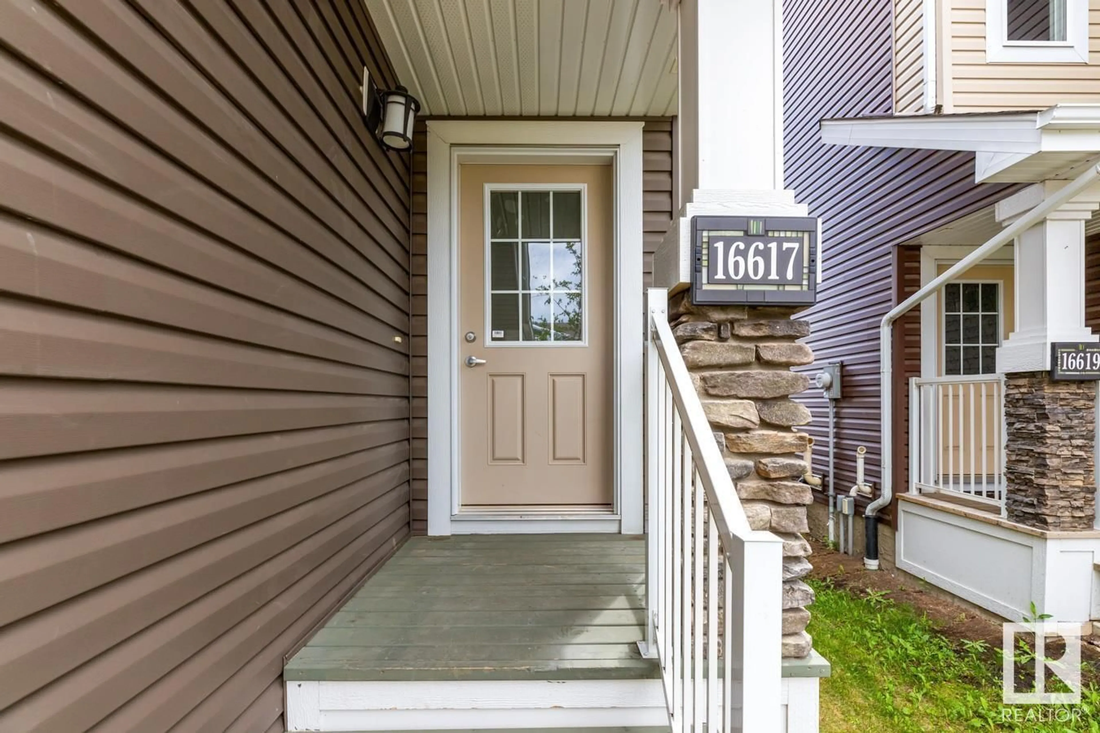 Indoor entryway for 16617 14 AV SW, Edmonton Alberta T6W3C3