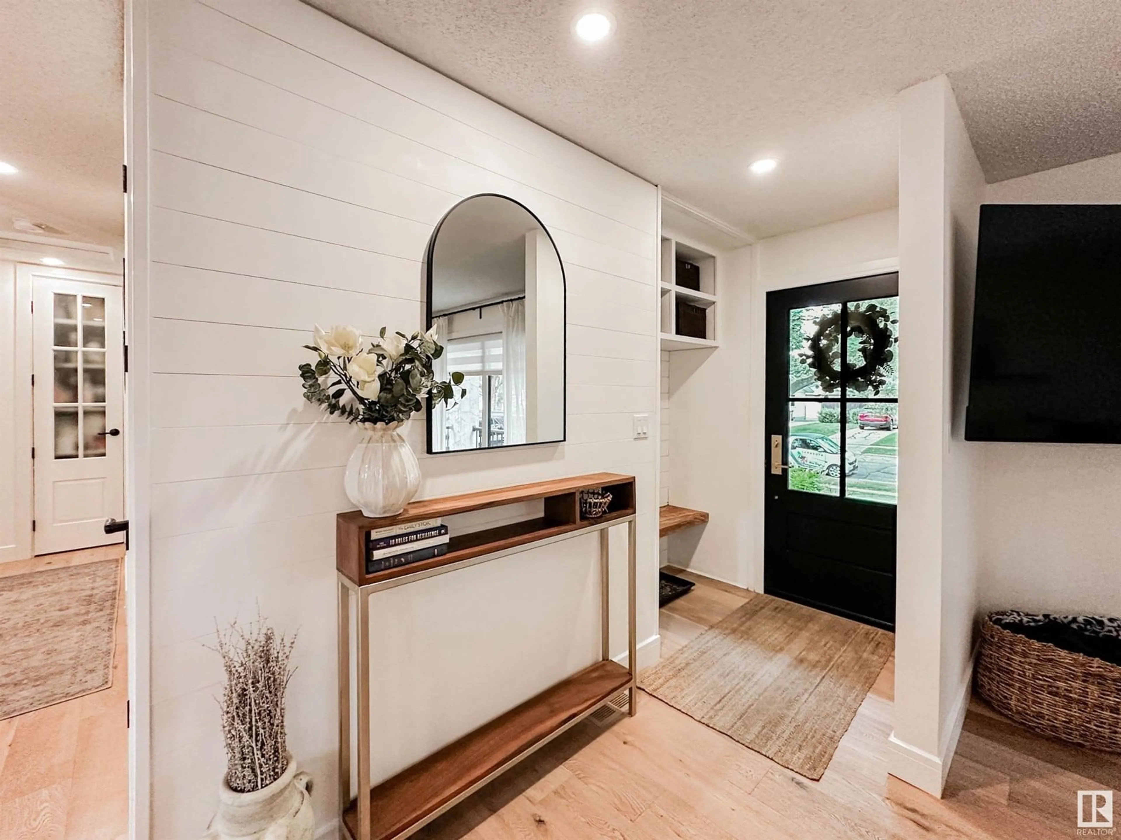 Indoor entryway for 17 LLOYD PL, St. Albert Alberta T8N2H4