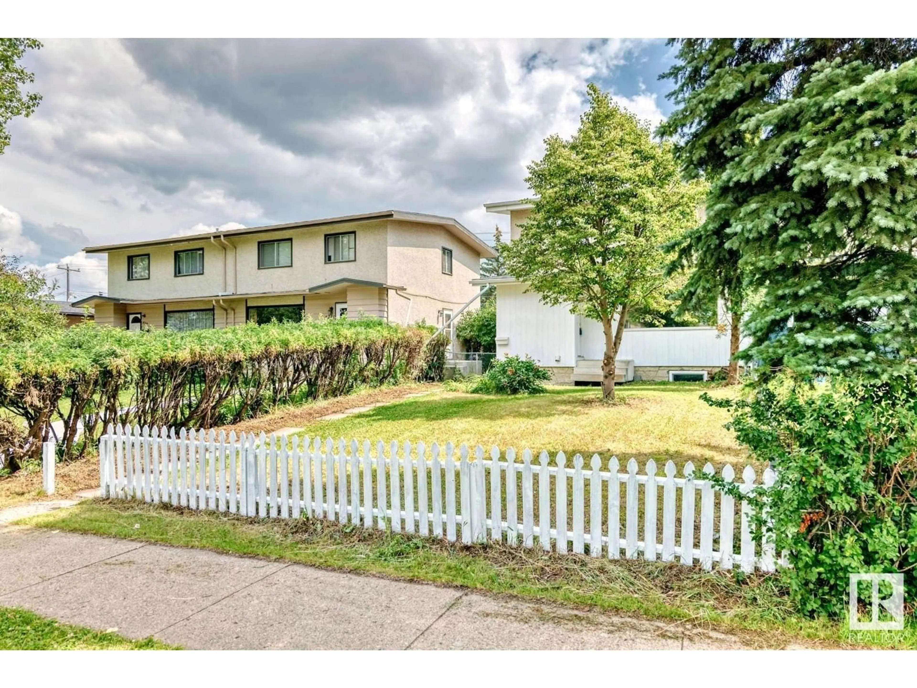 A pic from outside/outdoor area/front of a property/back of a property/a pic from drone, street for 4709 106 ST, Edmonton Alberta T6J2S7
