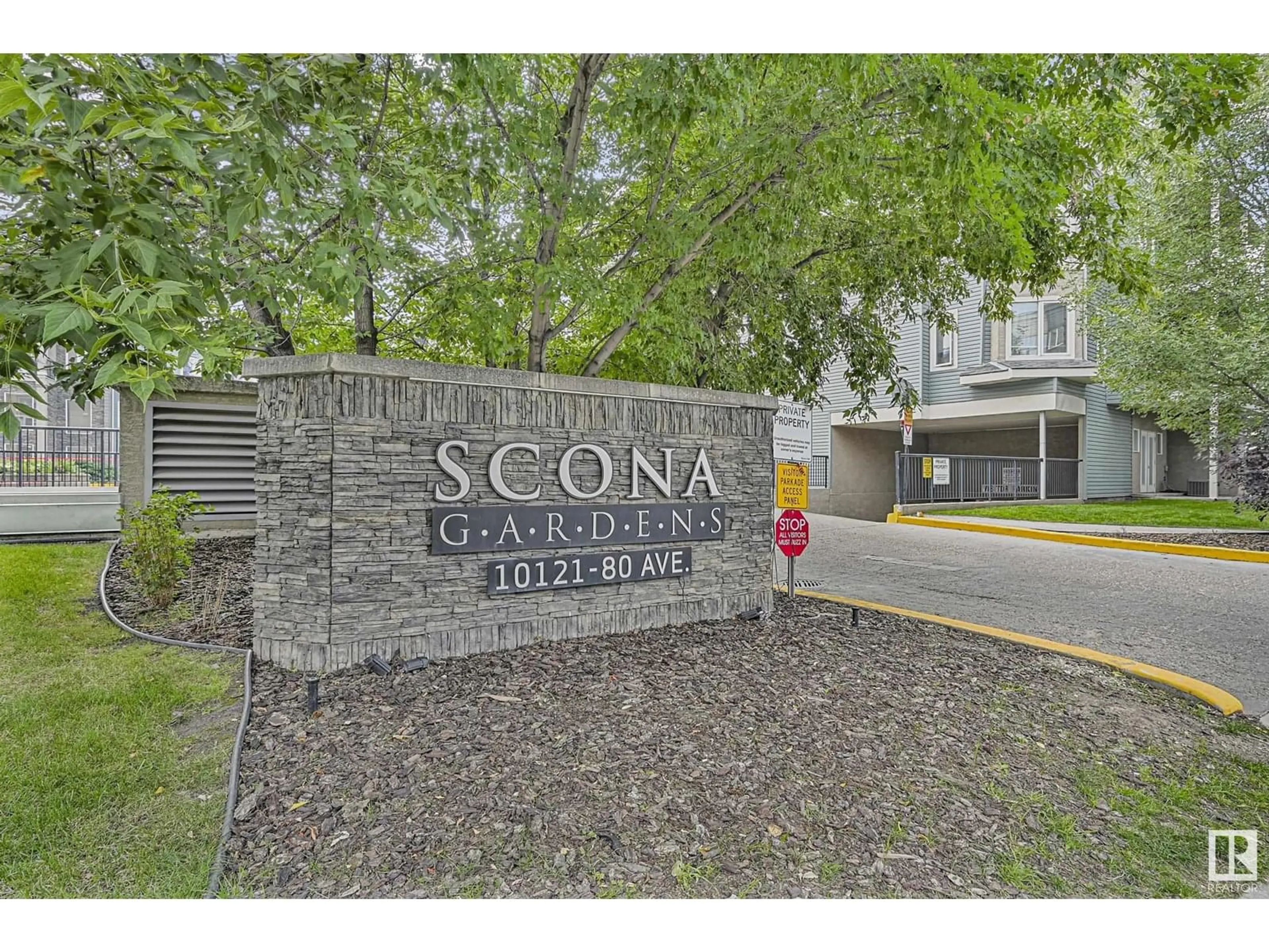 Indoor foyer for #404 - 10121 80 AV, Edmonton Alberta T6E0B9