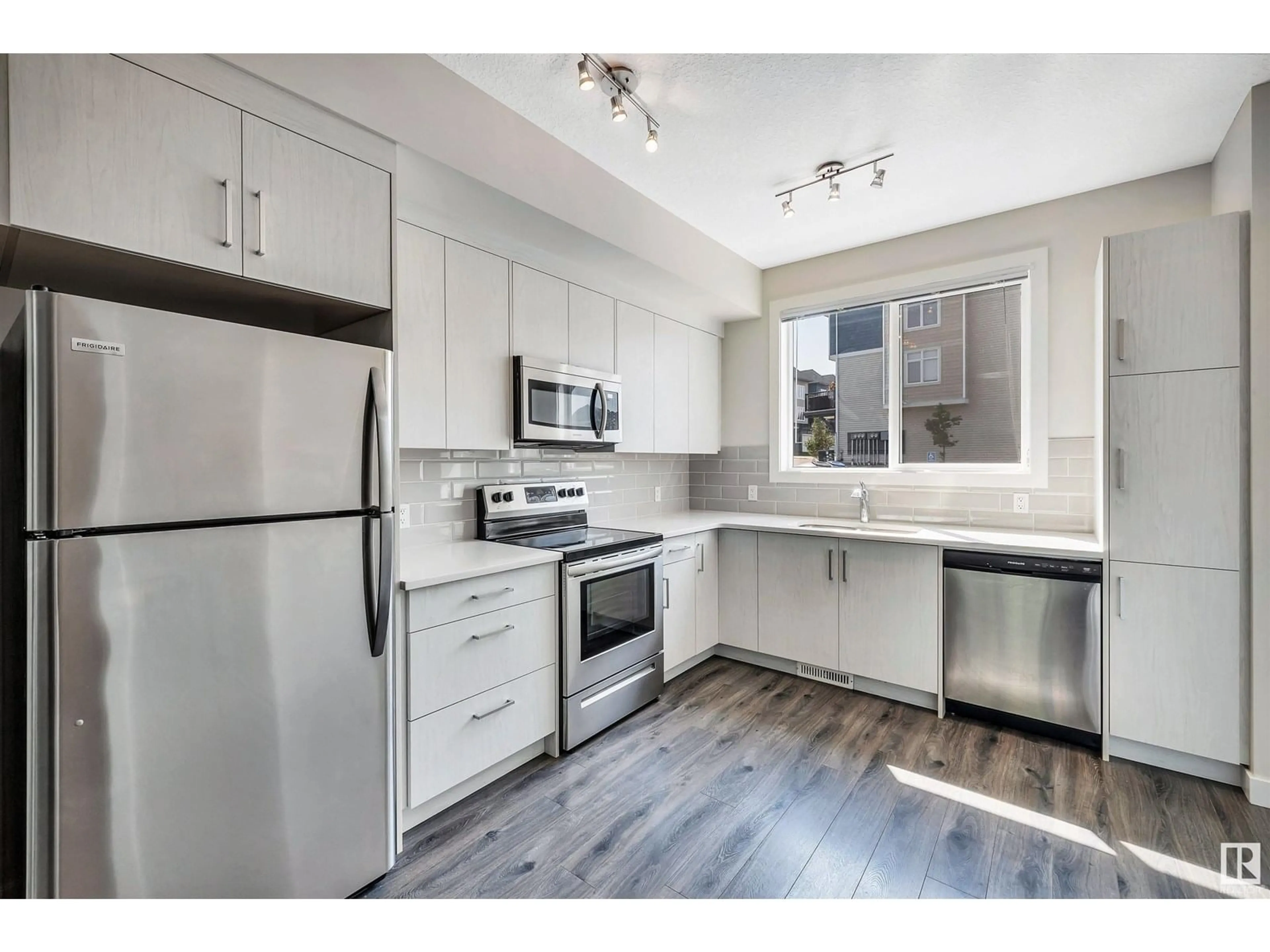 Standard kitchen, wood/laminate floor for 60 - 600 BELLEROSE DR, St. Albert Alberta T8N7T5