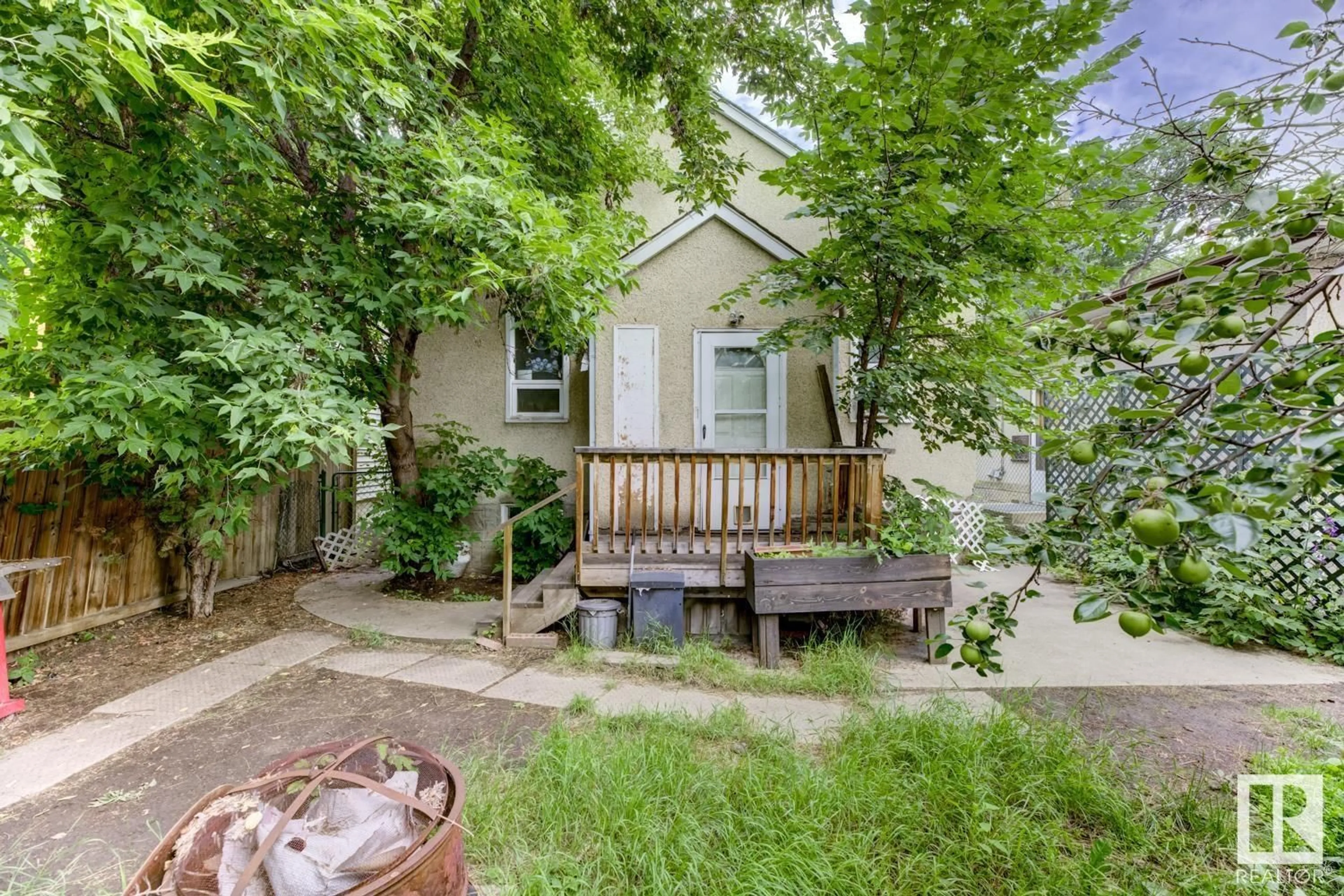 Patio, street for 9611 81 AV, Edmonton Alberta T6C0X6