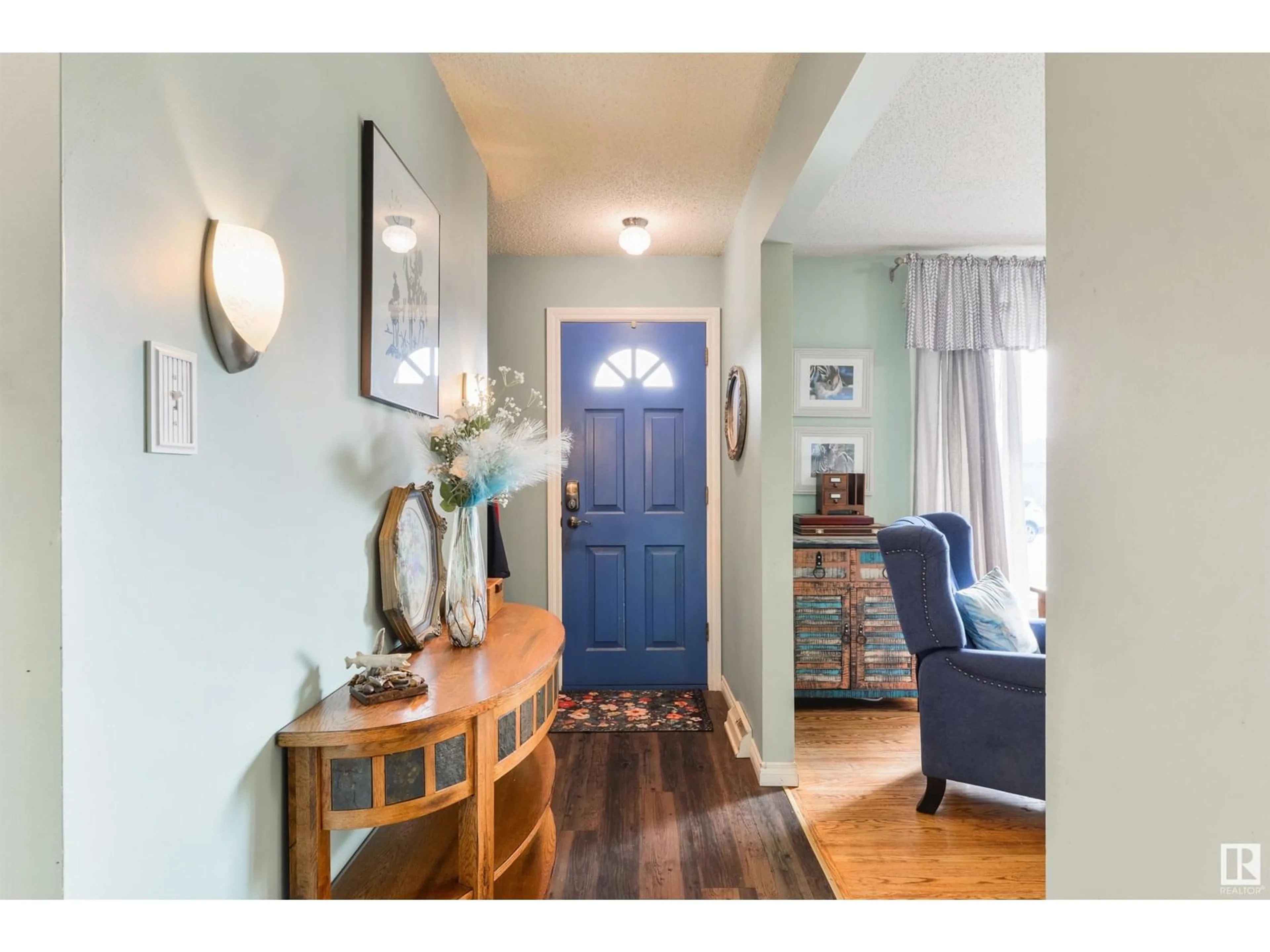 Indoor entryway for 13520 104A ST NW, Edmonton Alberta T5E4R2