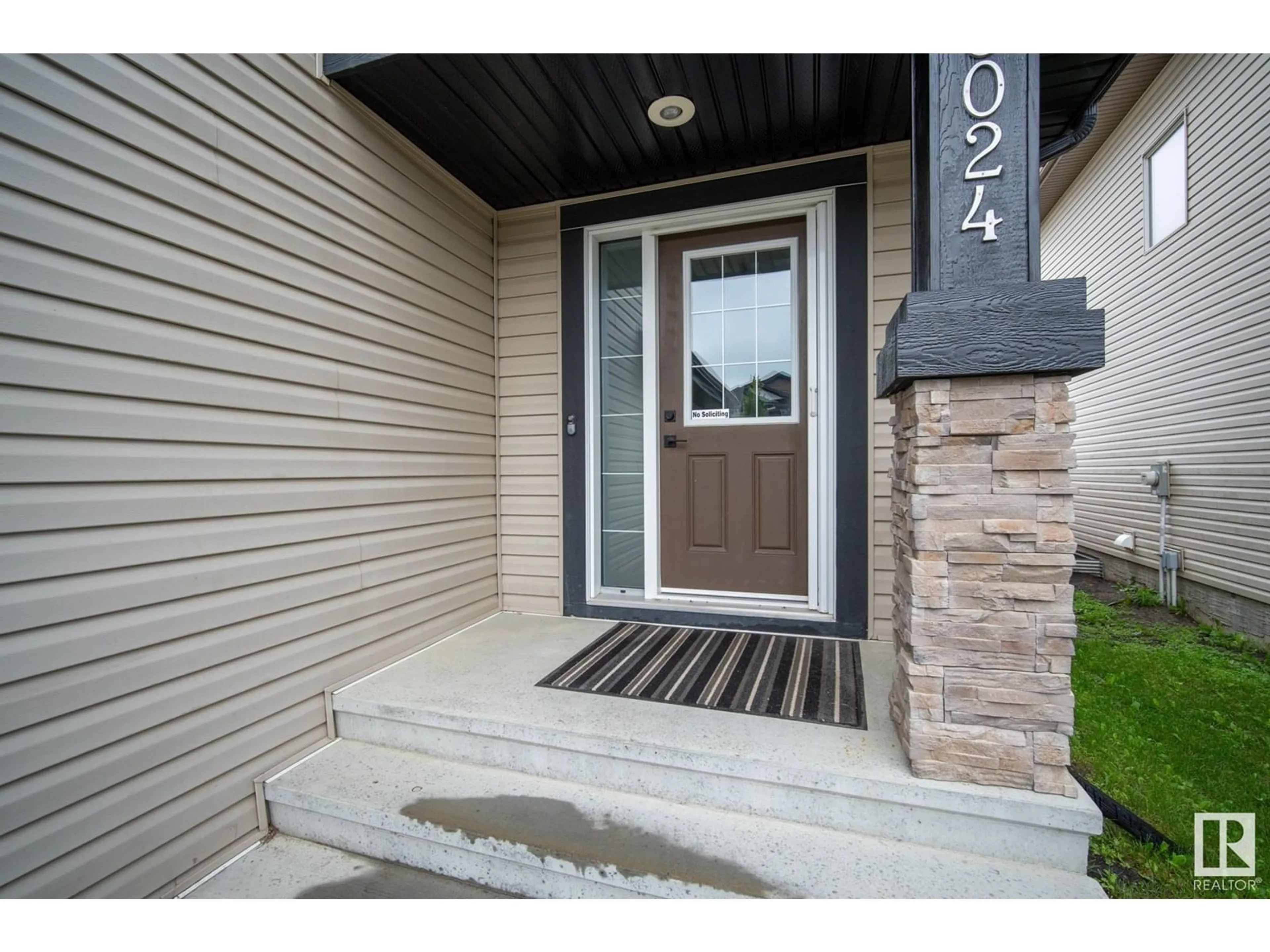 Indoor entryway for SW - 16024 10 AV, Edmonton Alberta T6W2H1