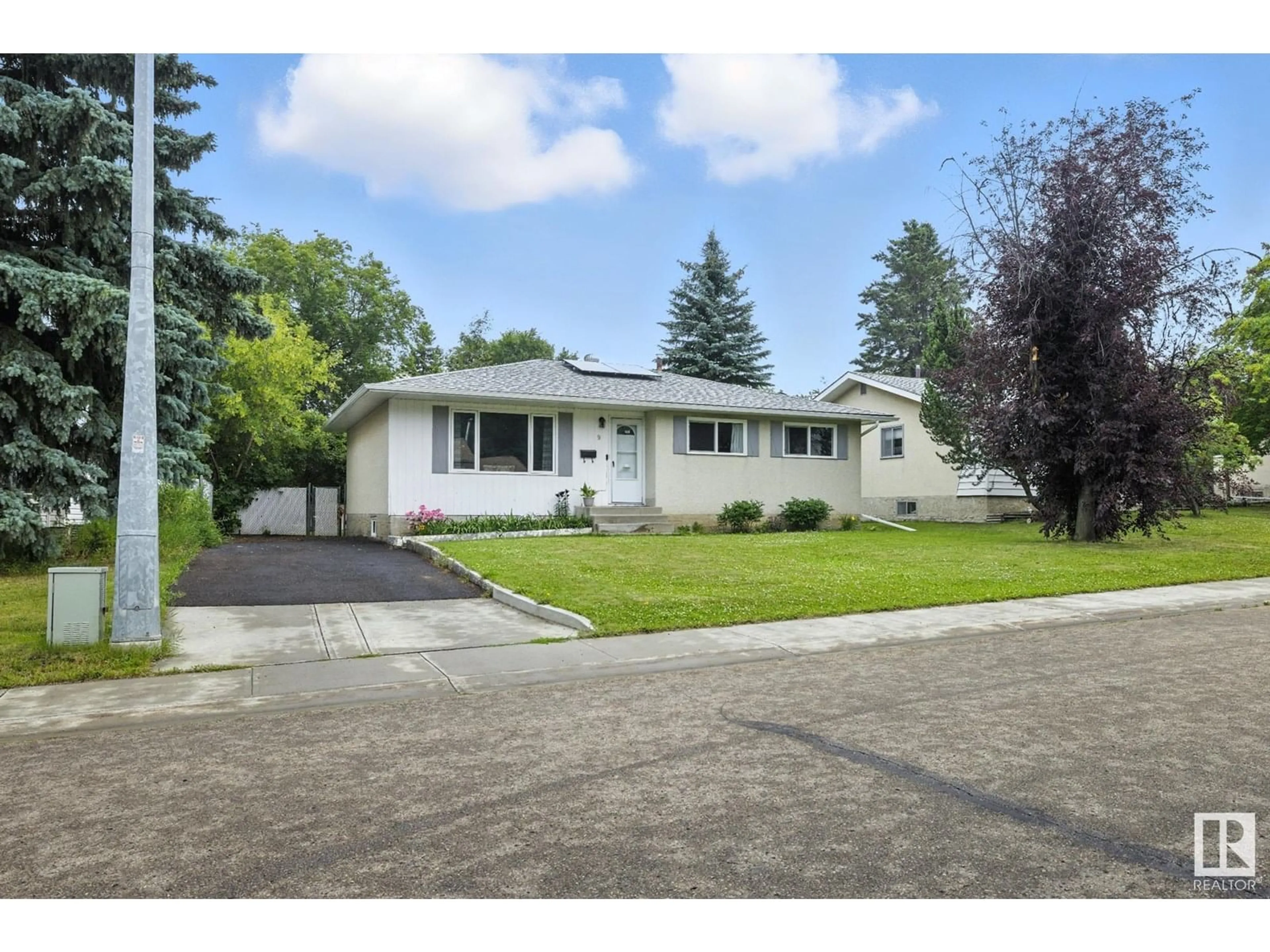 Home with vinyl exterior material, street for 9 OATWAY ST, Spruce Grove Alberta T7X2E5