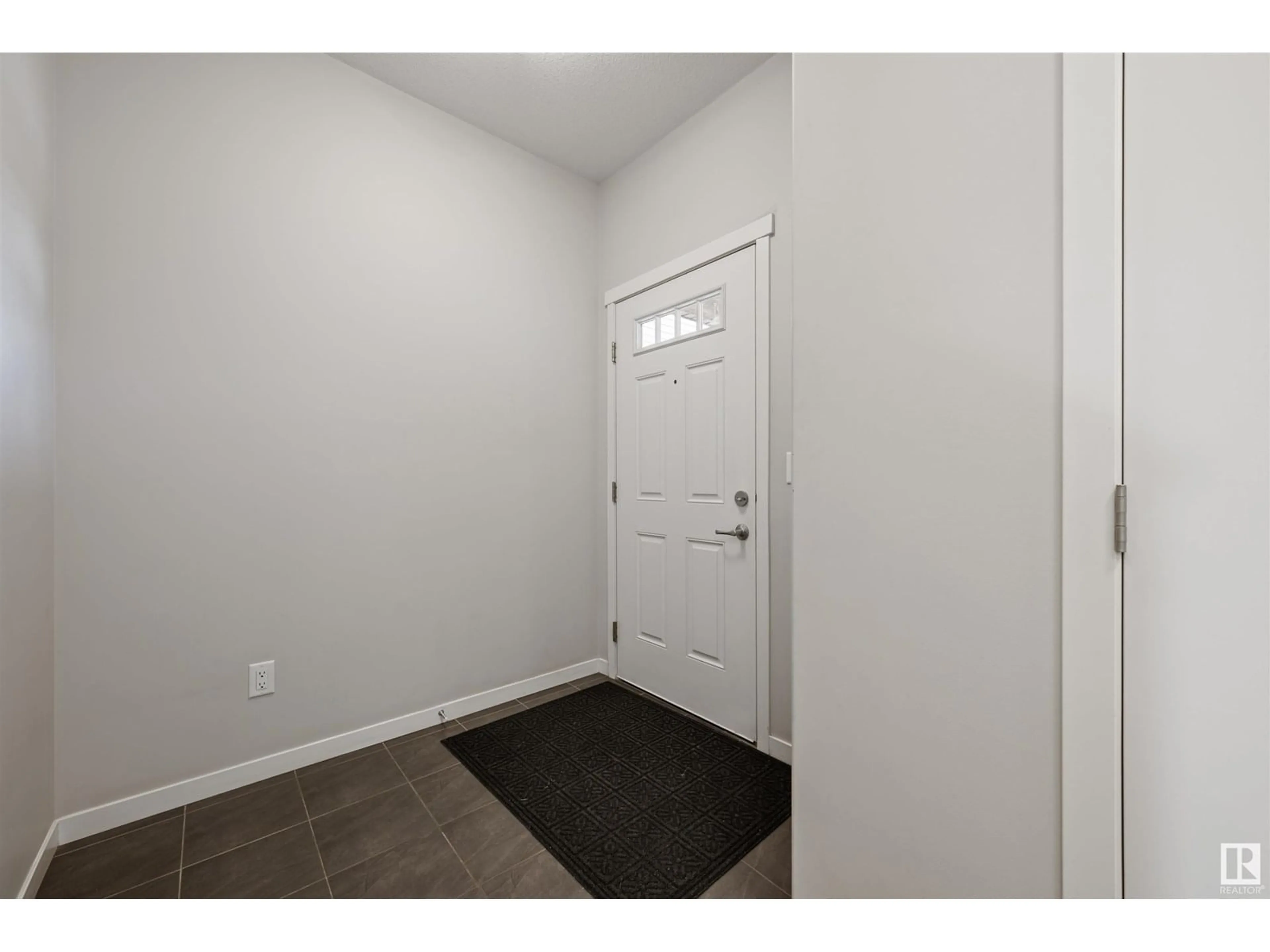 Indoor entryway for 9864 222 ST, Edmonton Alberta T5T7J1