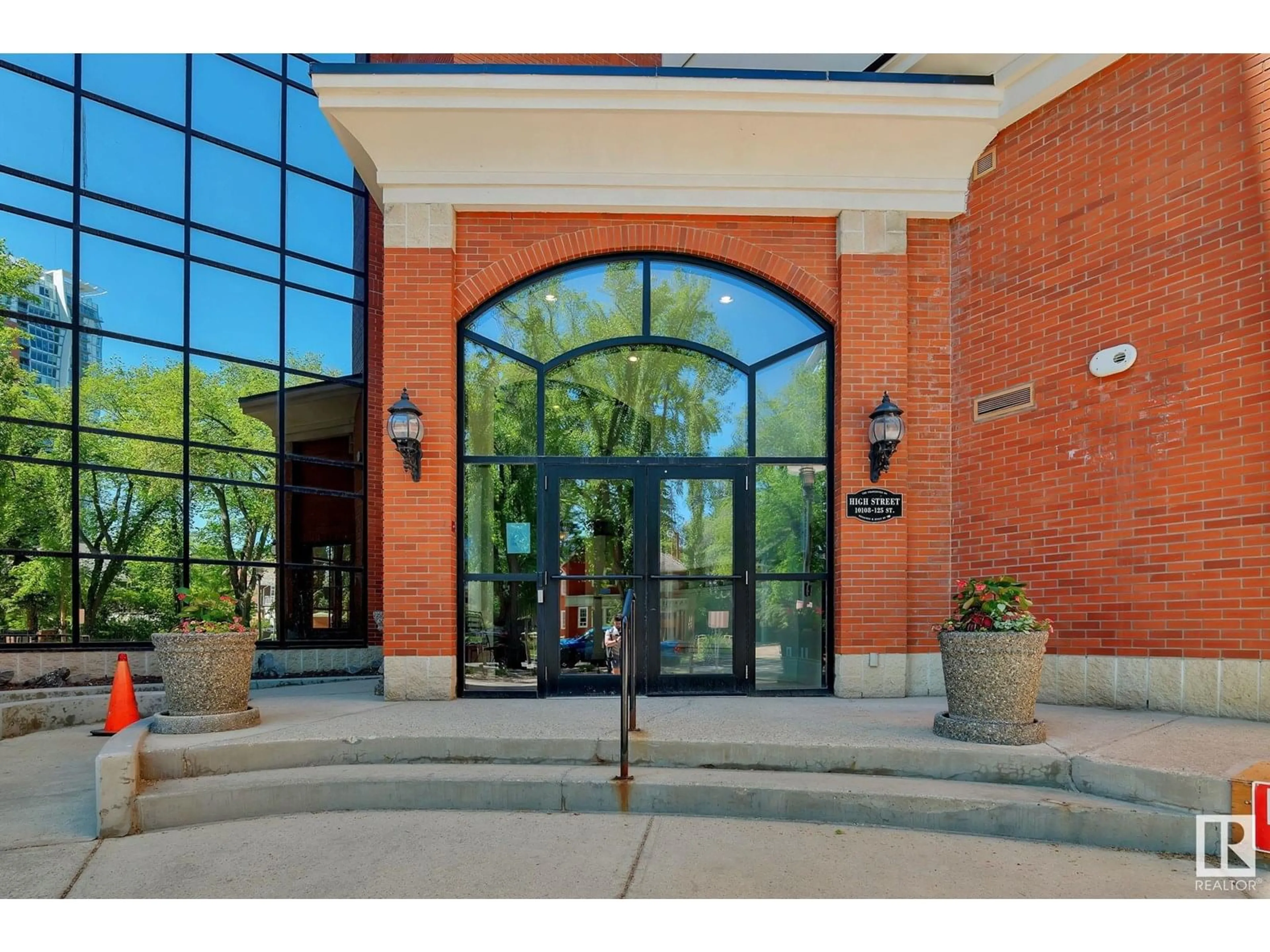Indoor foyer for 707 - 10108 125 ST, Edmonton Alberta T5N4B6
