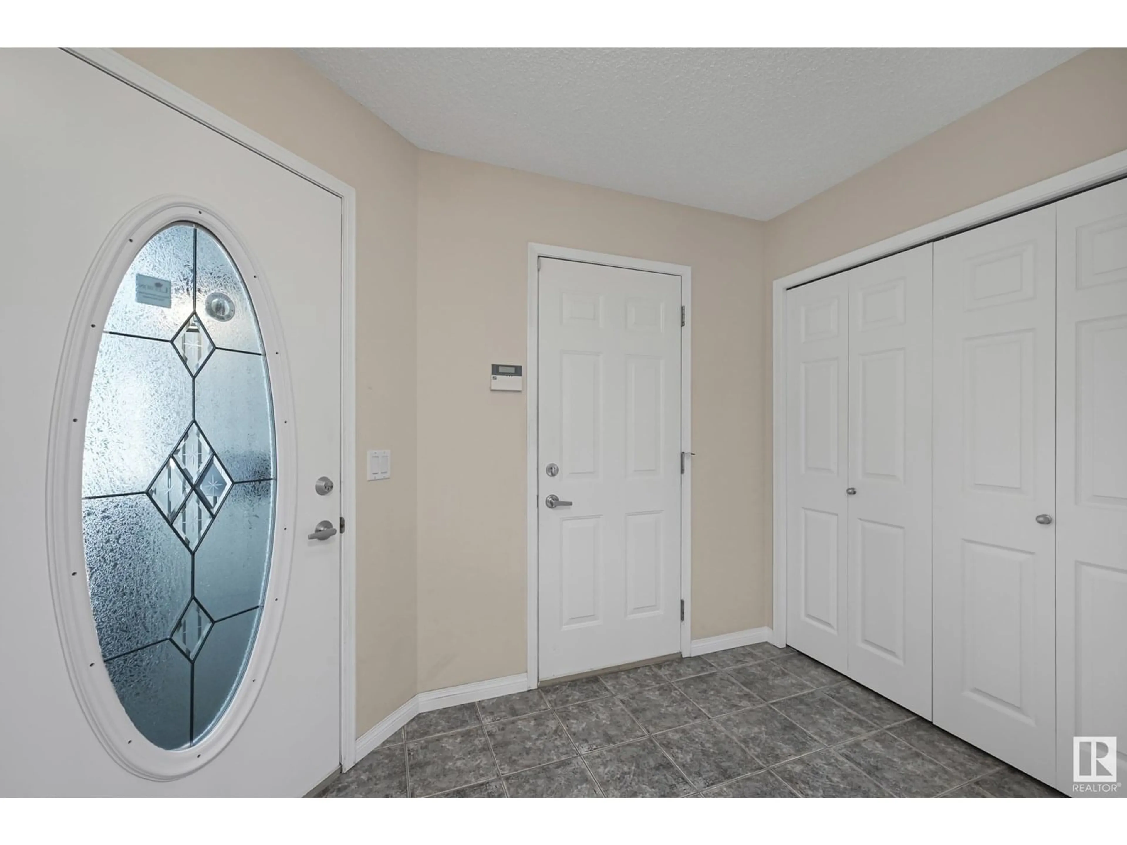 Indoor entryway for 21 - 10848 8 AV, Edmonton Alberta T6W1G5