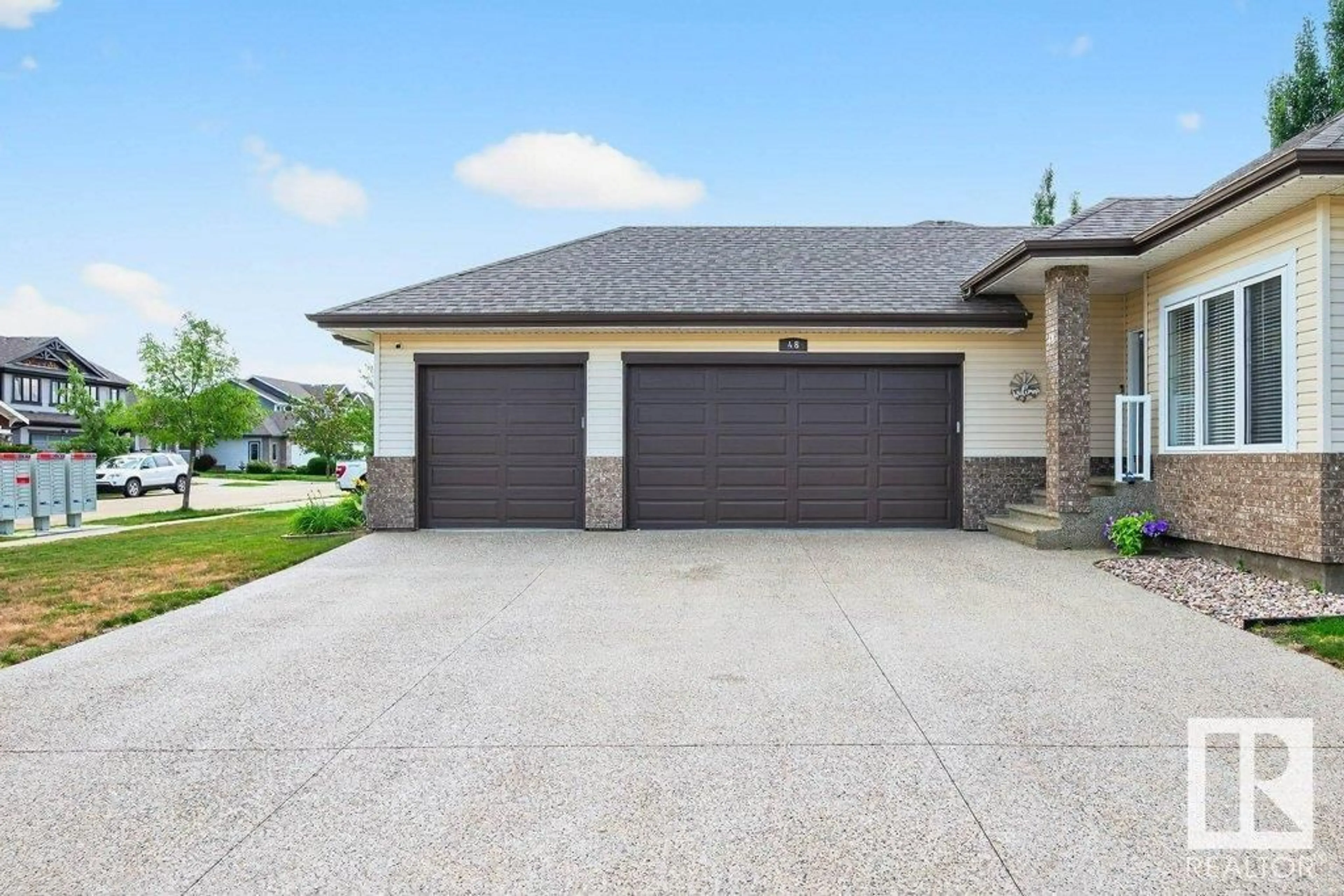 Indoor garage for 48 NORMANDEAU CR, St. Albert Alberta T8N3C7