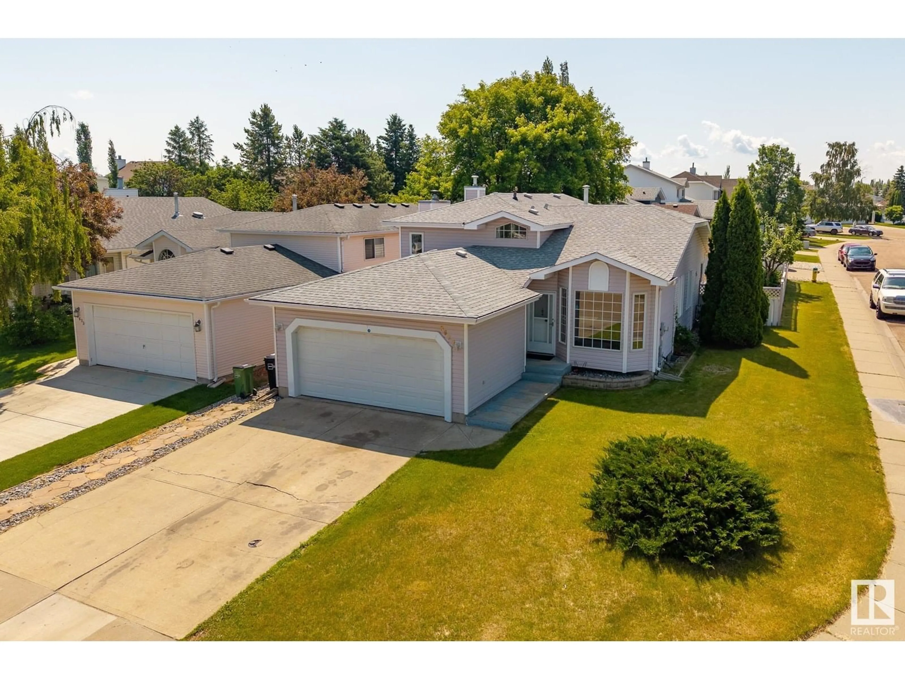 A pic from outside/outdoor area/front of a property/back of a property/a pic from drone, street for 3627 40 AV, Edmonton Alberta T6L6M8