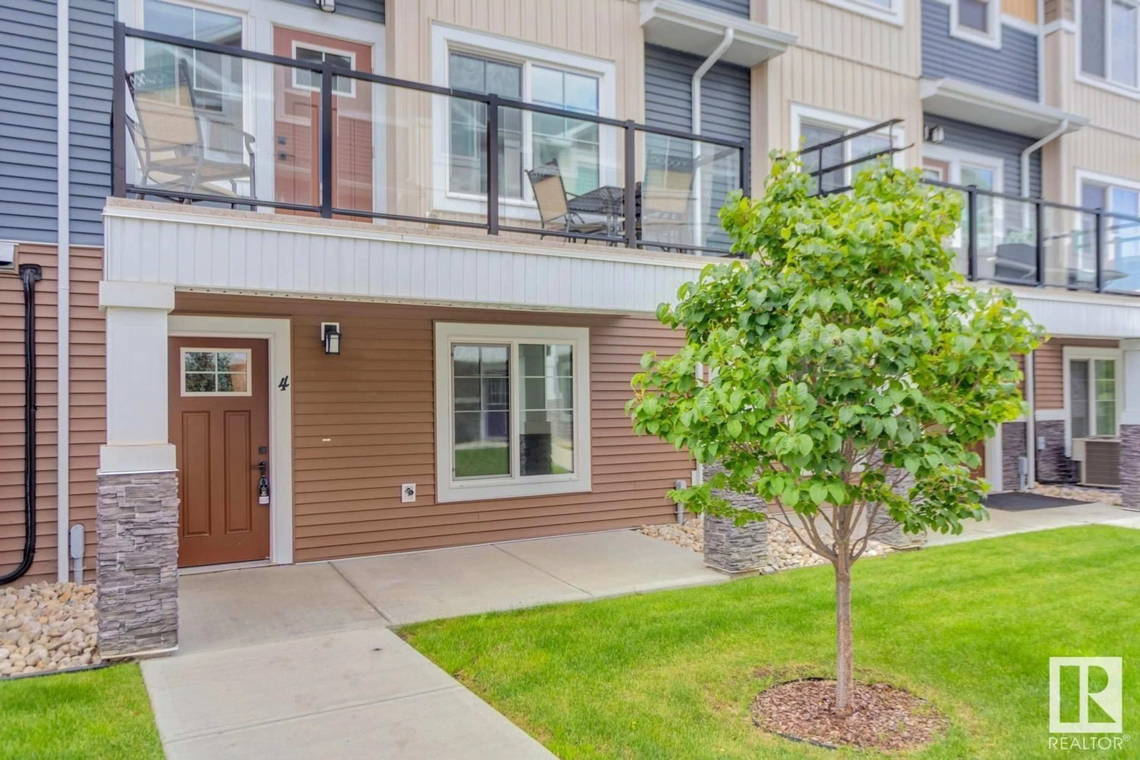 Patio, street for 230 EDGEMONT NW, Edmonton Alberta T6M0Y8