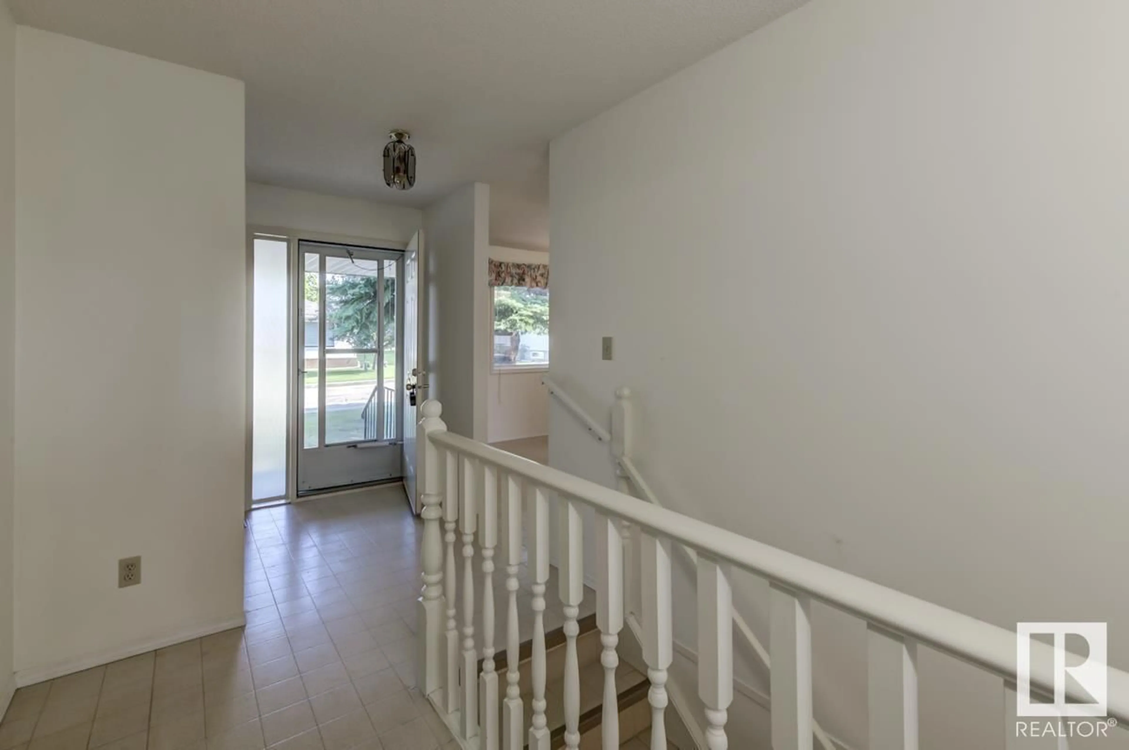 Indoor foyer for 21 - 903 109 ST, Edmonton Alberta T6J6R1