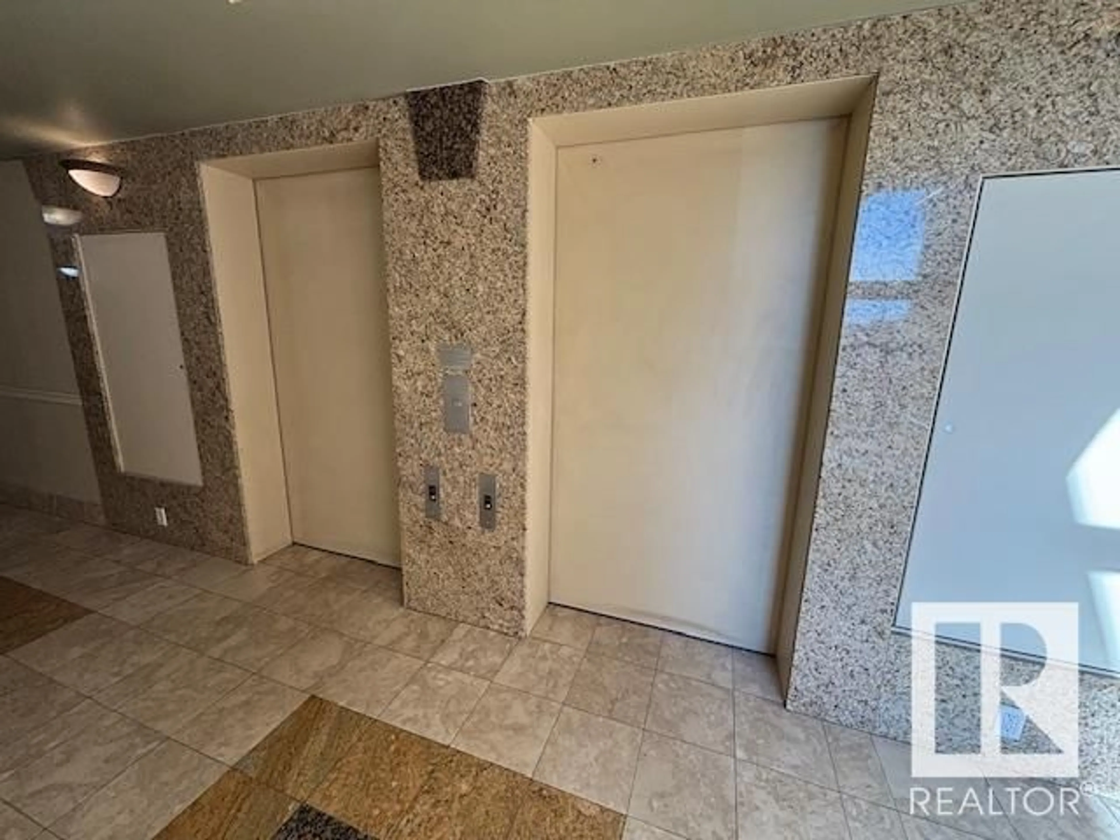 Indoor entryway for 617 - 10333 112 ST, Edmonton Alberta T5K0B4