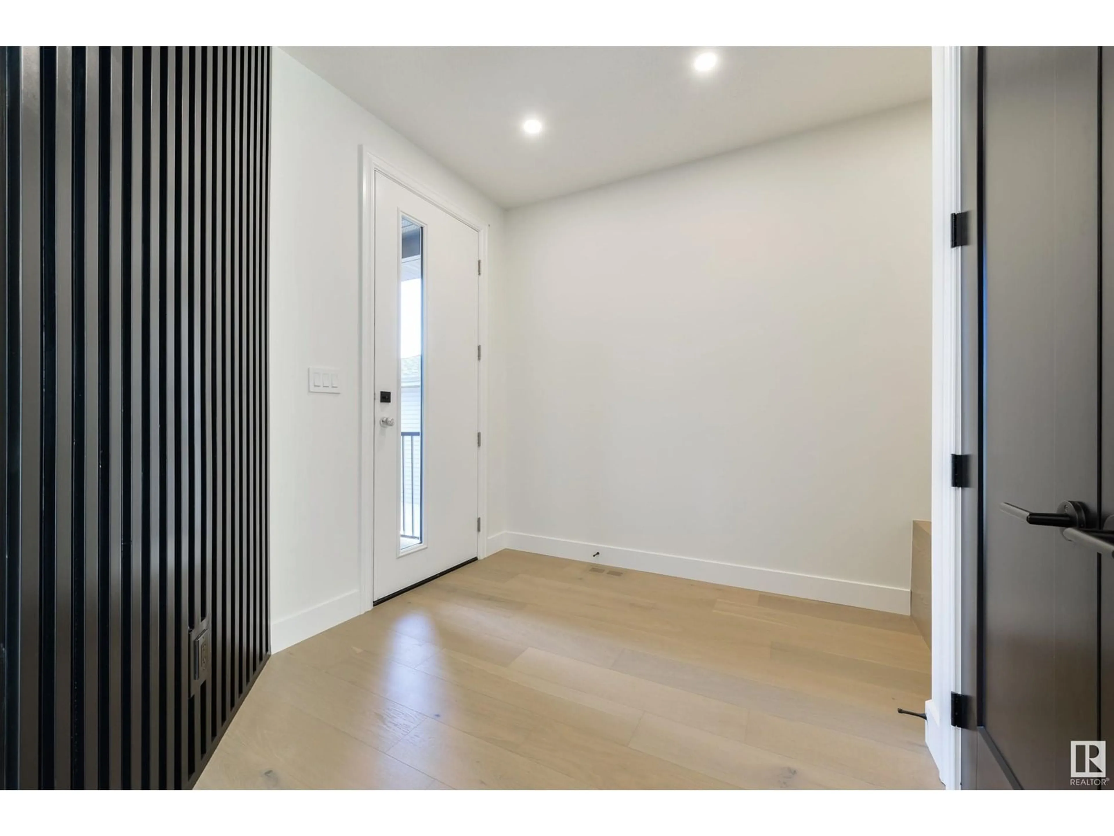 Indoor entryway for 5447 KOOTOOK RD, Edmonton Alberta T6W2Z5