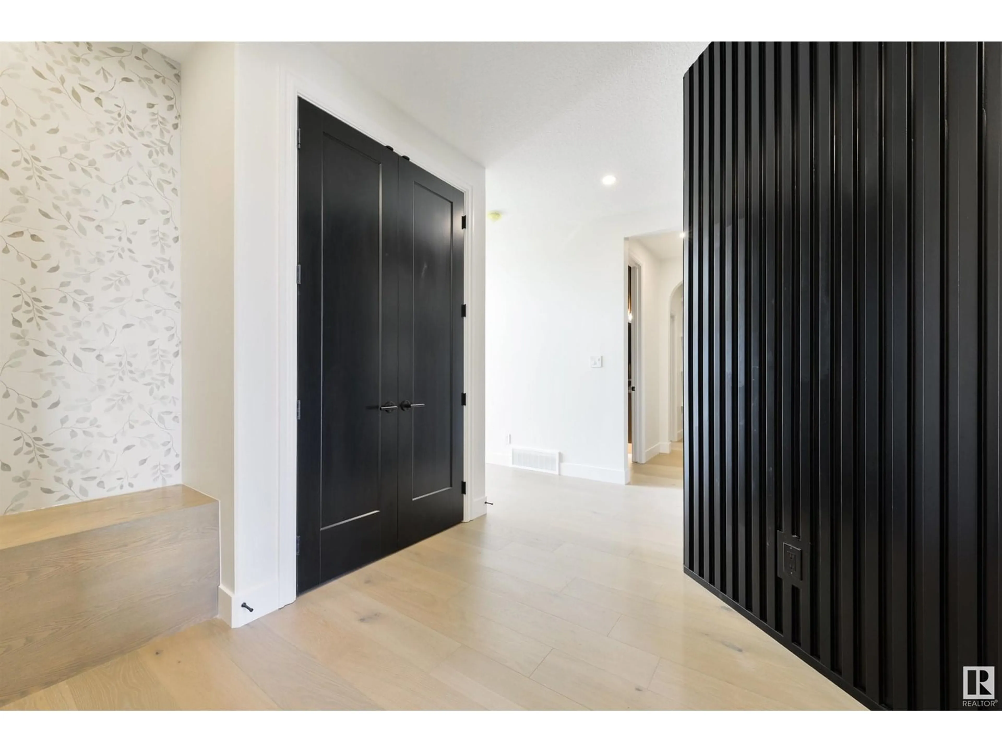 Indoor entryway for 5447 KOOTOOK RD, Edmonton Alberta T6W2Z5