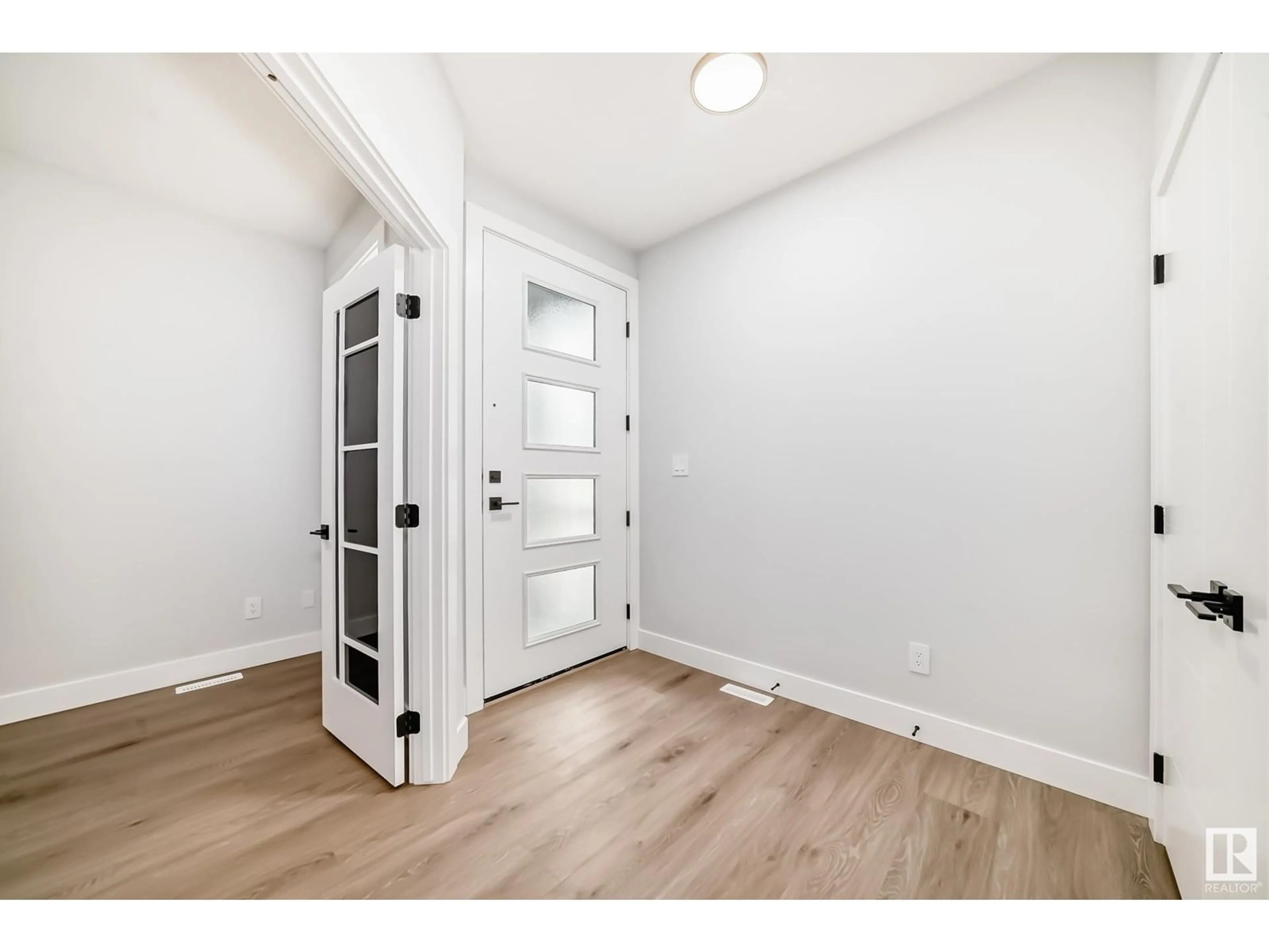 Indoor entryway for 59 WAVERLY WY, Fort Saskatchewan Alberta T8L0Z8