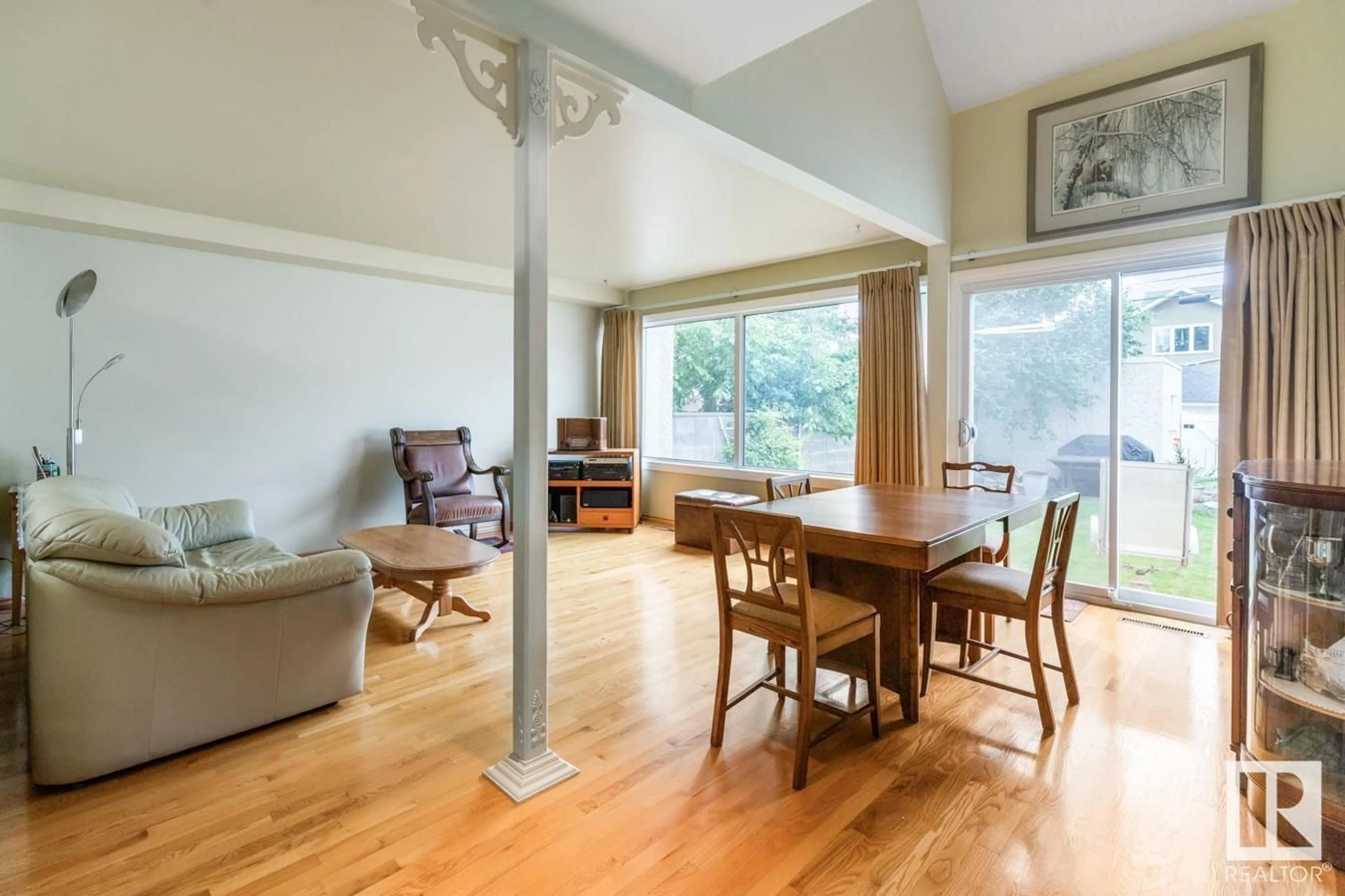 Dining room, wood/laminate floor for 11311 UNIVERSITY AV, Edmonton Alberta T6G1Y8