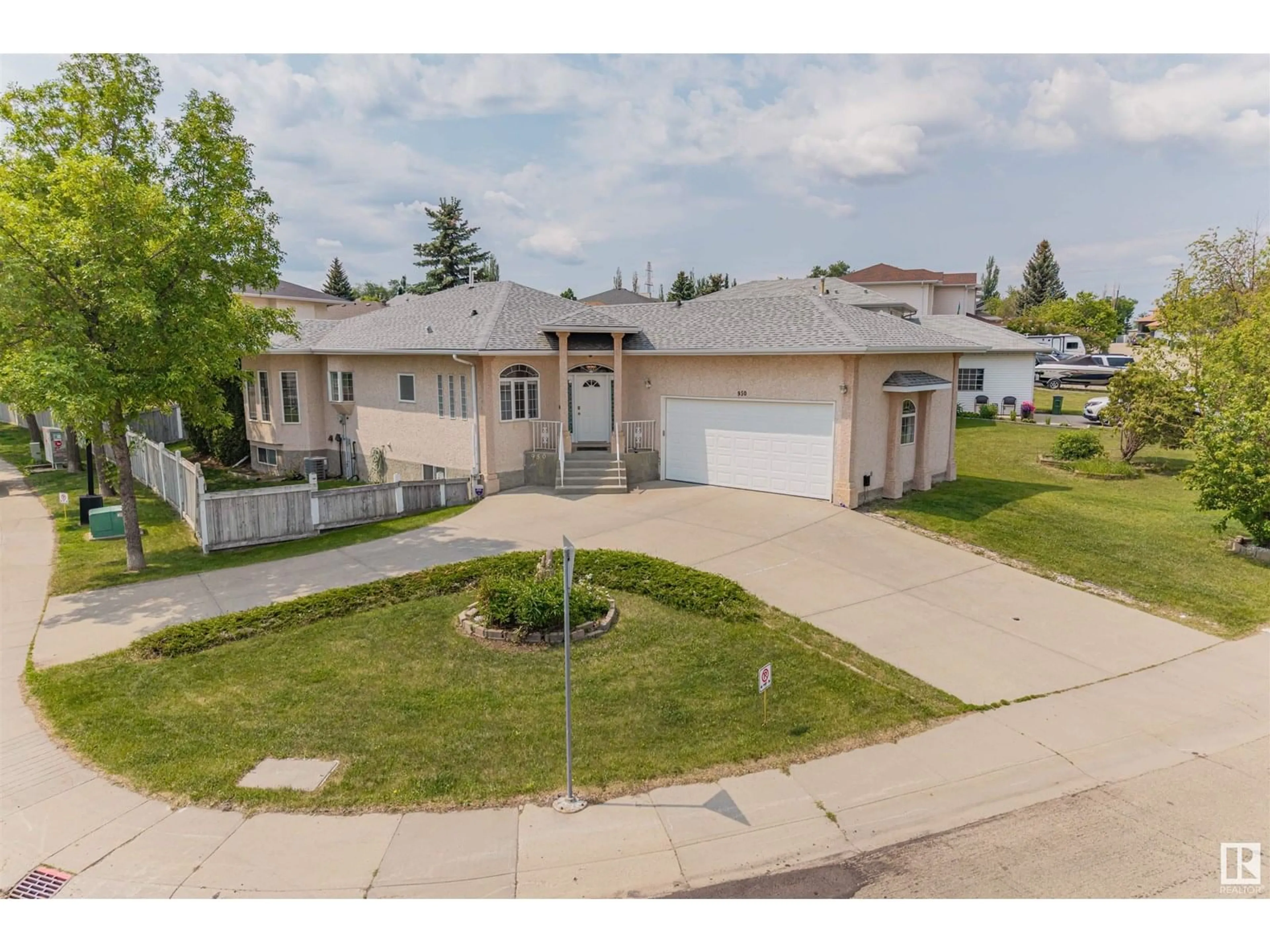 A pic from outside/outdoor area/front of a property/back of a property/a pic from drone, street for 950 ORMSBY WD, Edmonton Alberta T5T6B1