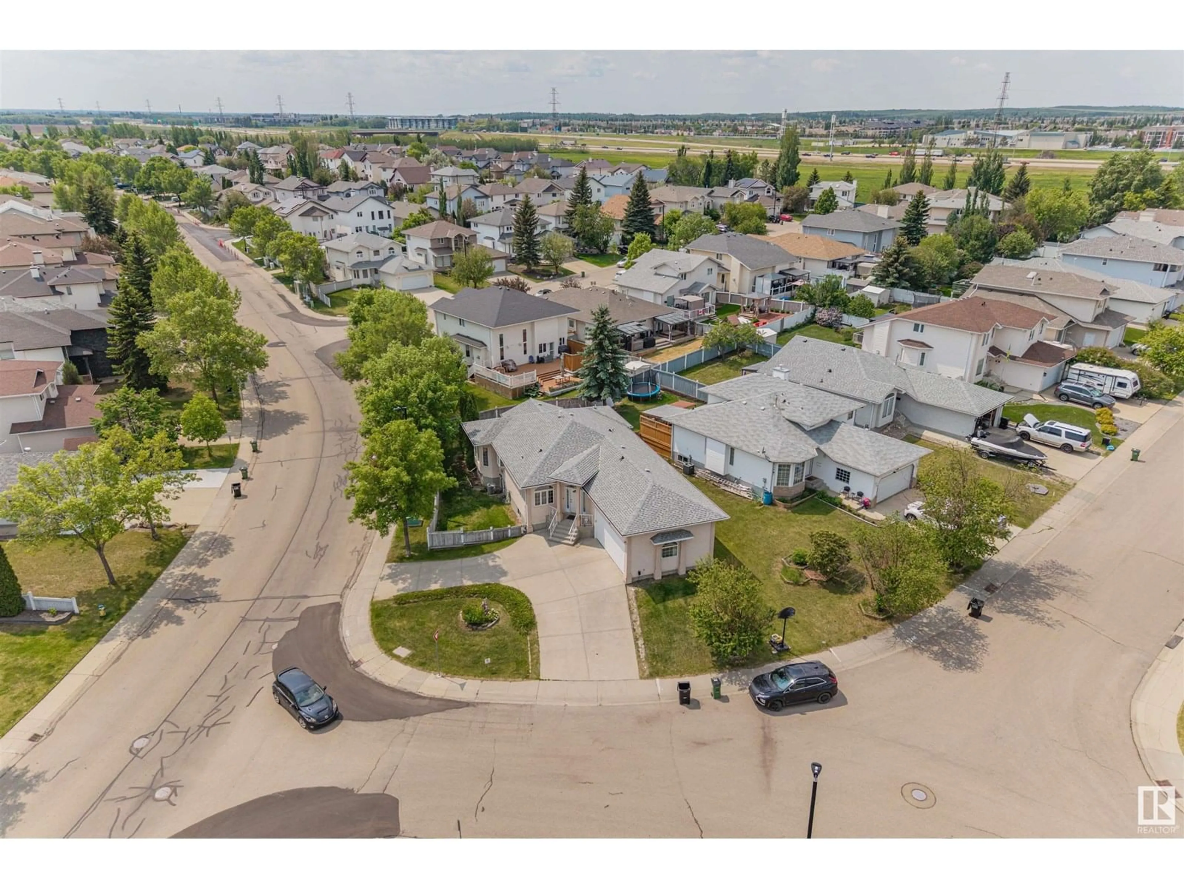 A pic from outside/outdoor area/front of a property/back of a property/a pic from drone, street for 950 ORMSBY WD, Edmonton Alberta T5T6B1