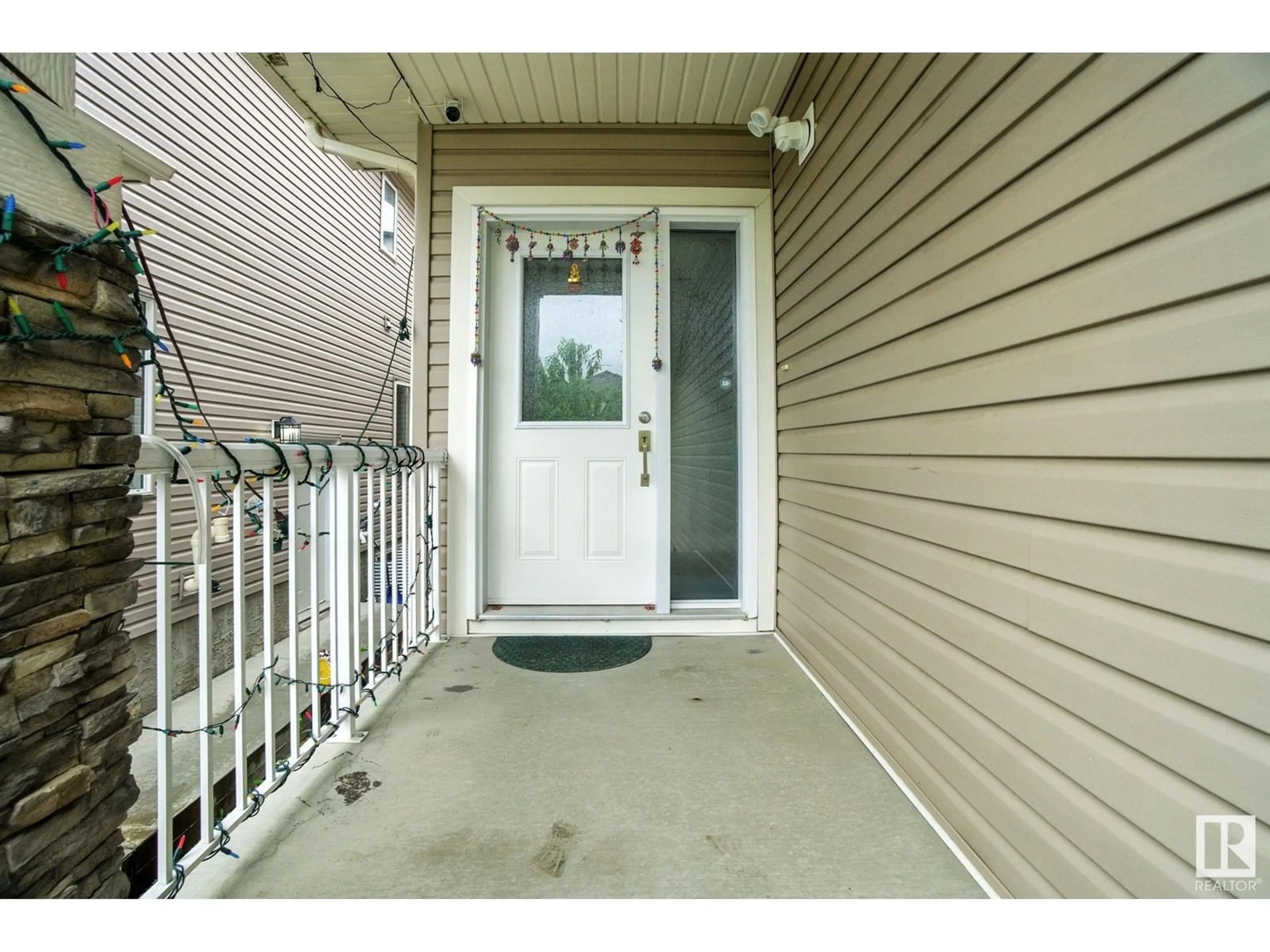 Indoor entryway for 2419 17 AV, Edmonton Alberta T6T2G8
