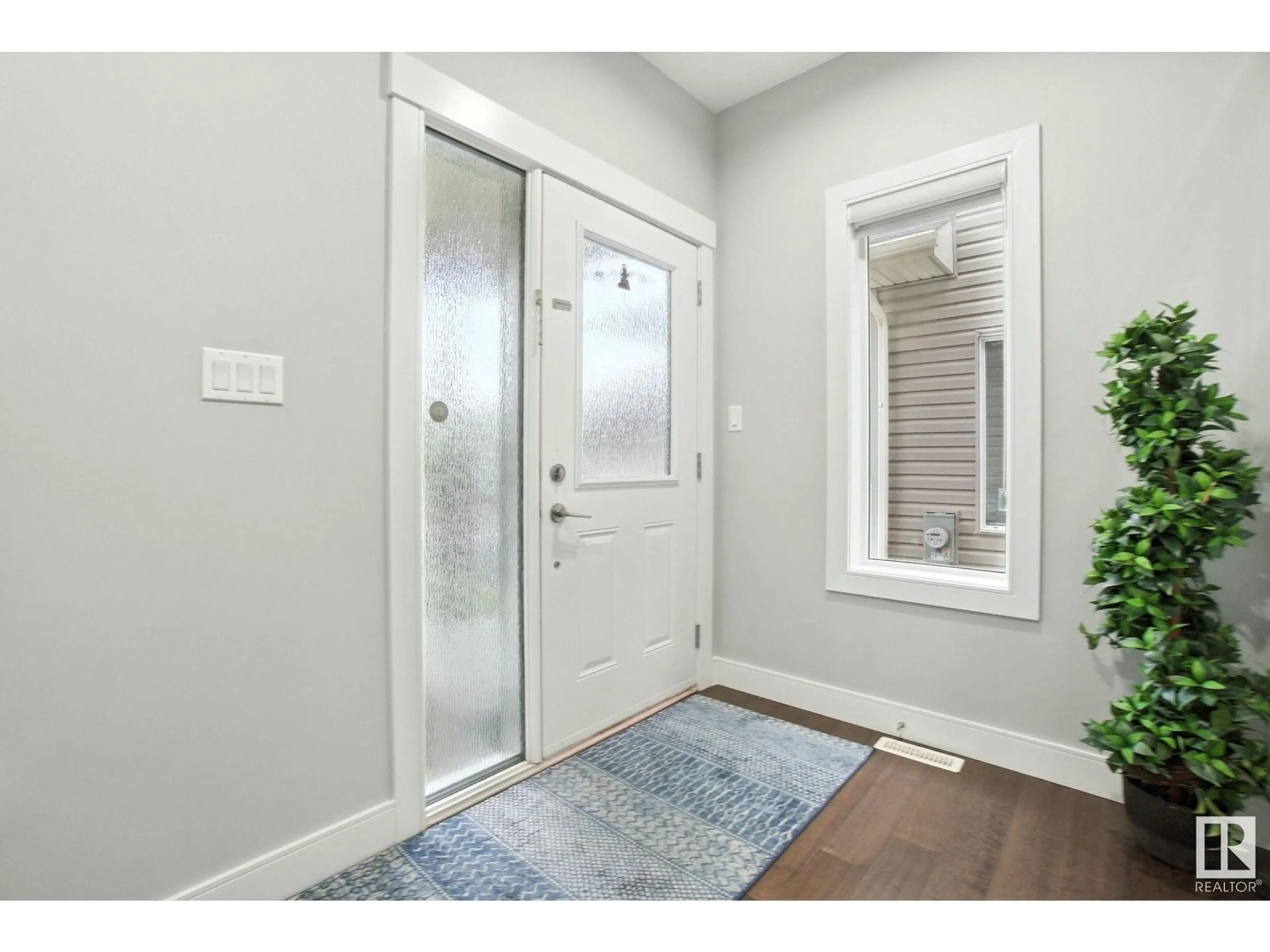 Indoor entryway for 2419 17 AV, Edmonton Alberta T6T2G8