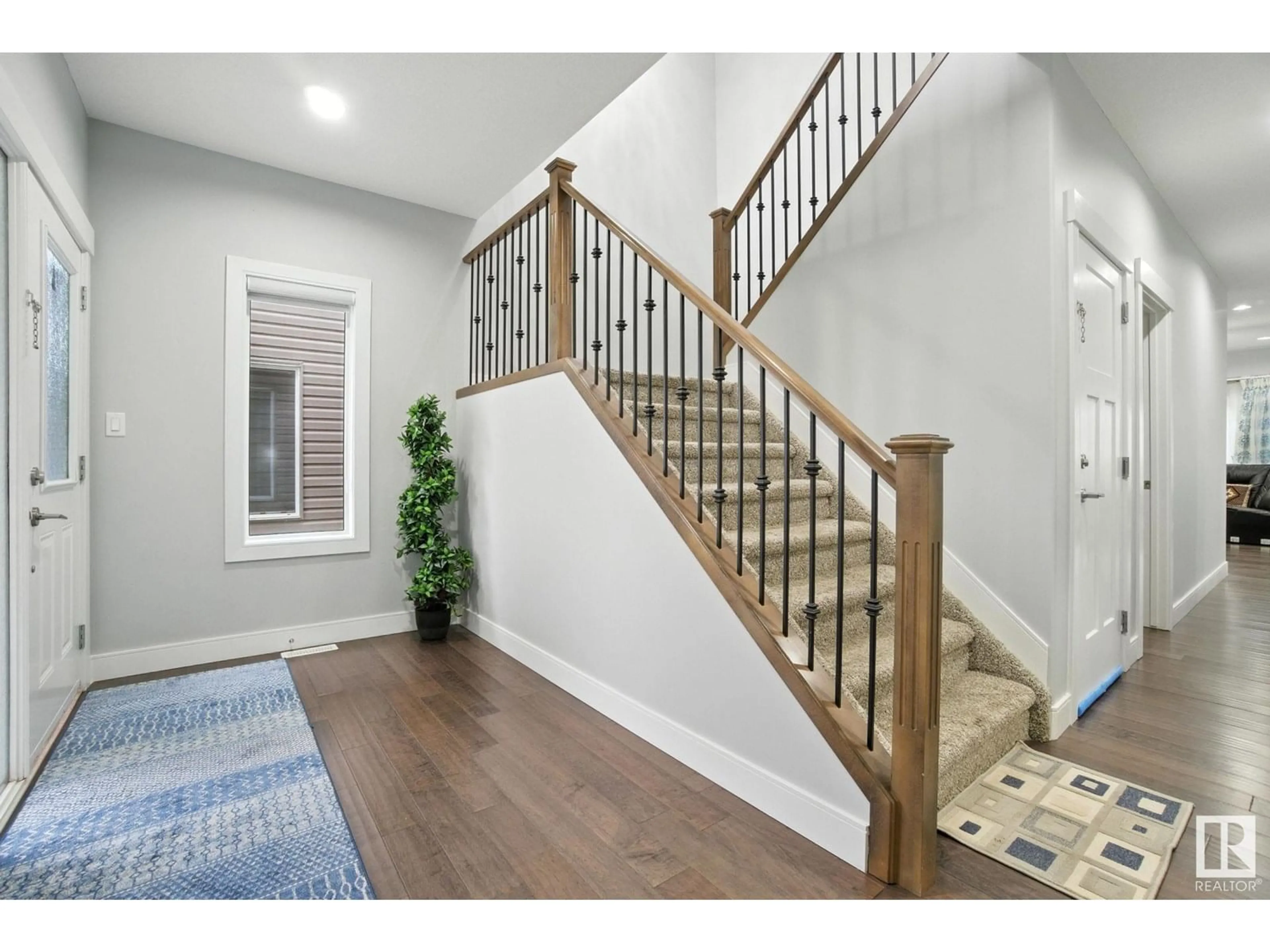 Indoor entryway for 2419 17 AV, Edmonton Alberta T6T2G8