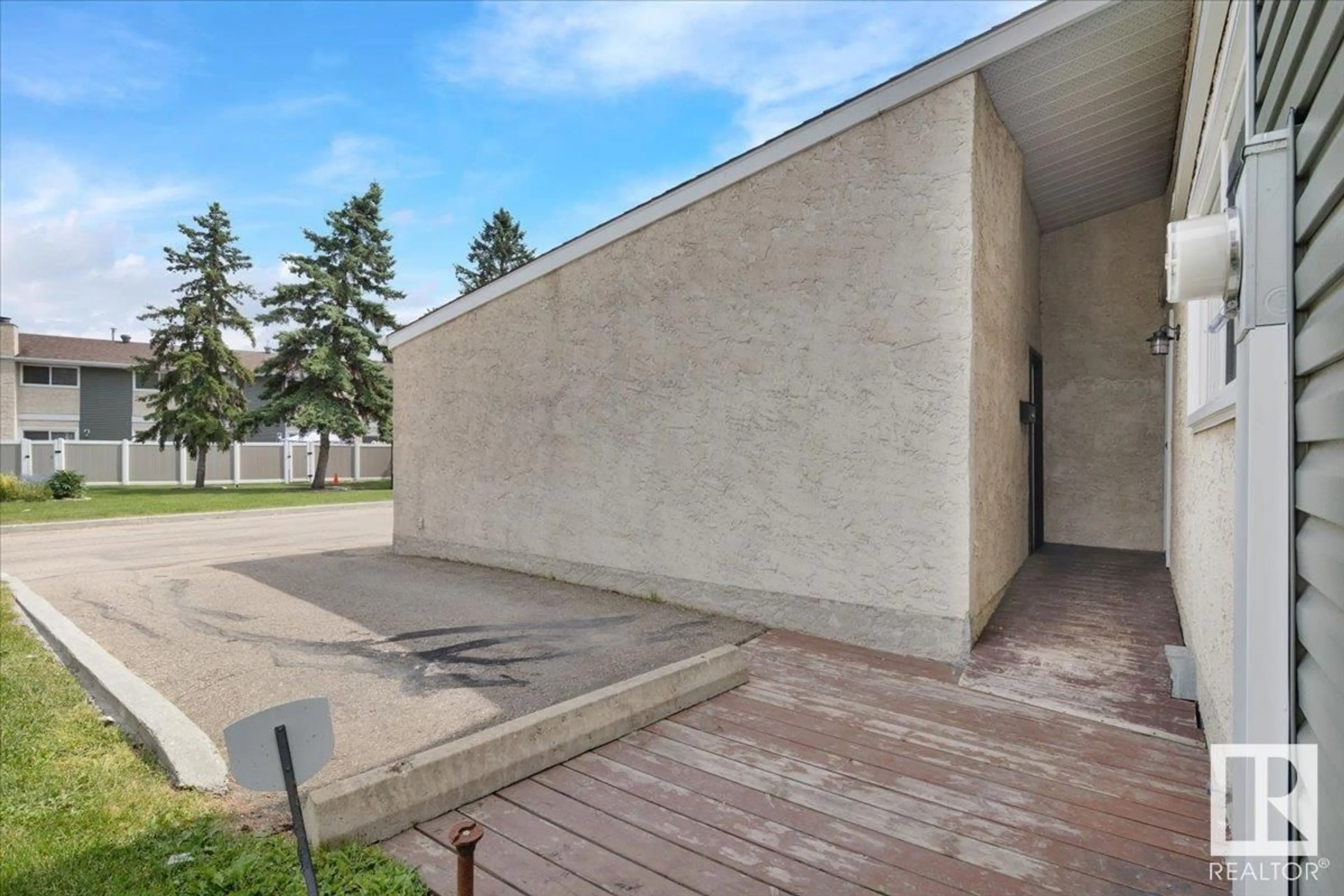 Patio, building for 3267 132A AV, Edmonton Alberta T5A3K4