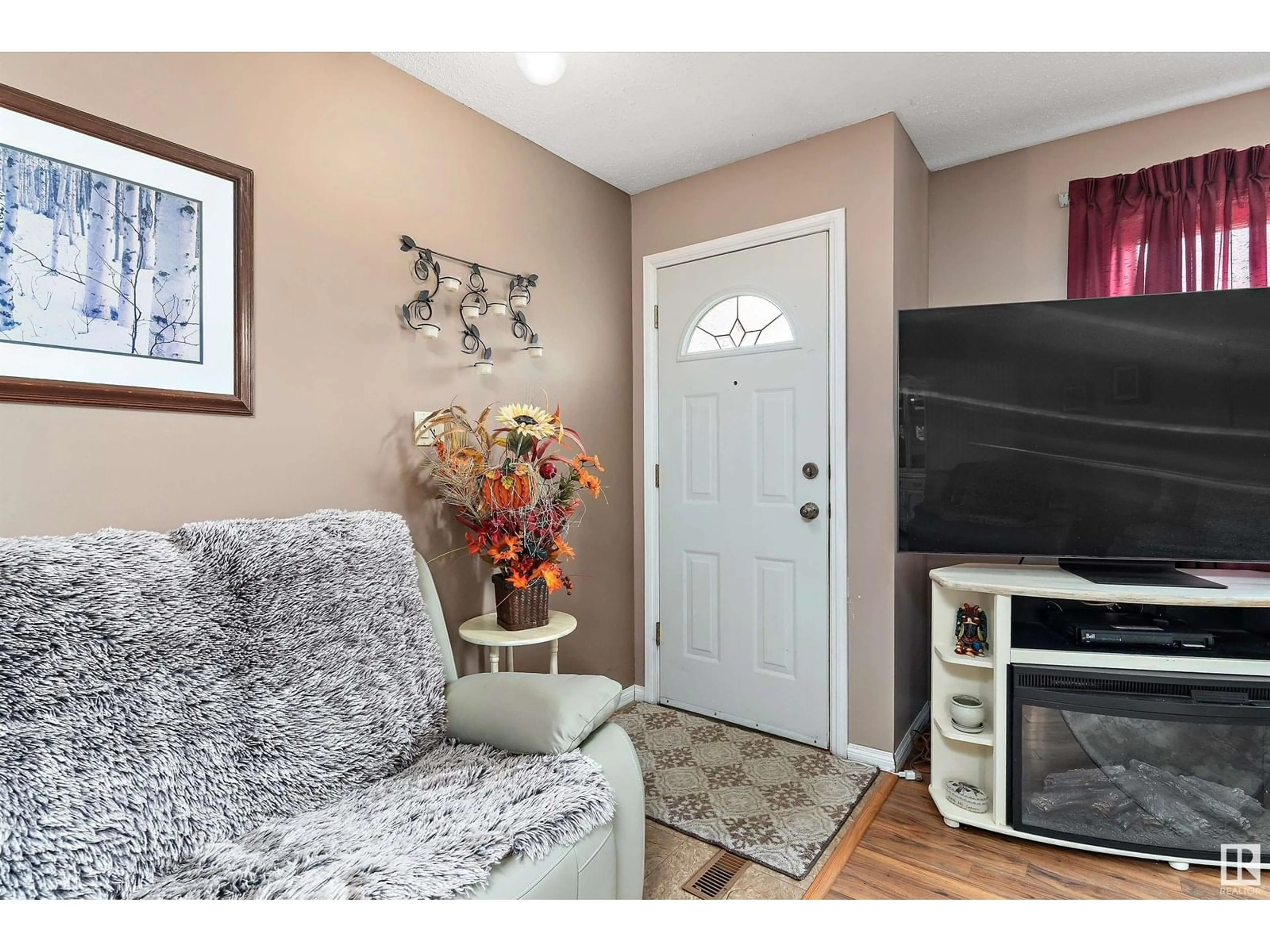 Indoor entryway for 5611 142 AV, Edmonton Alberta T5A1J1