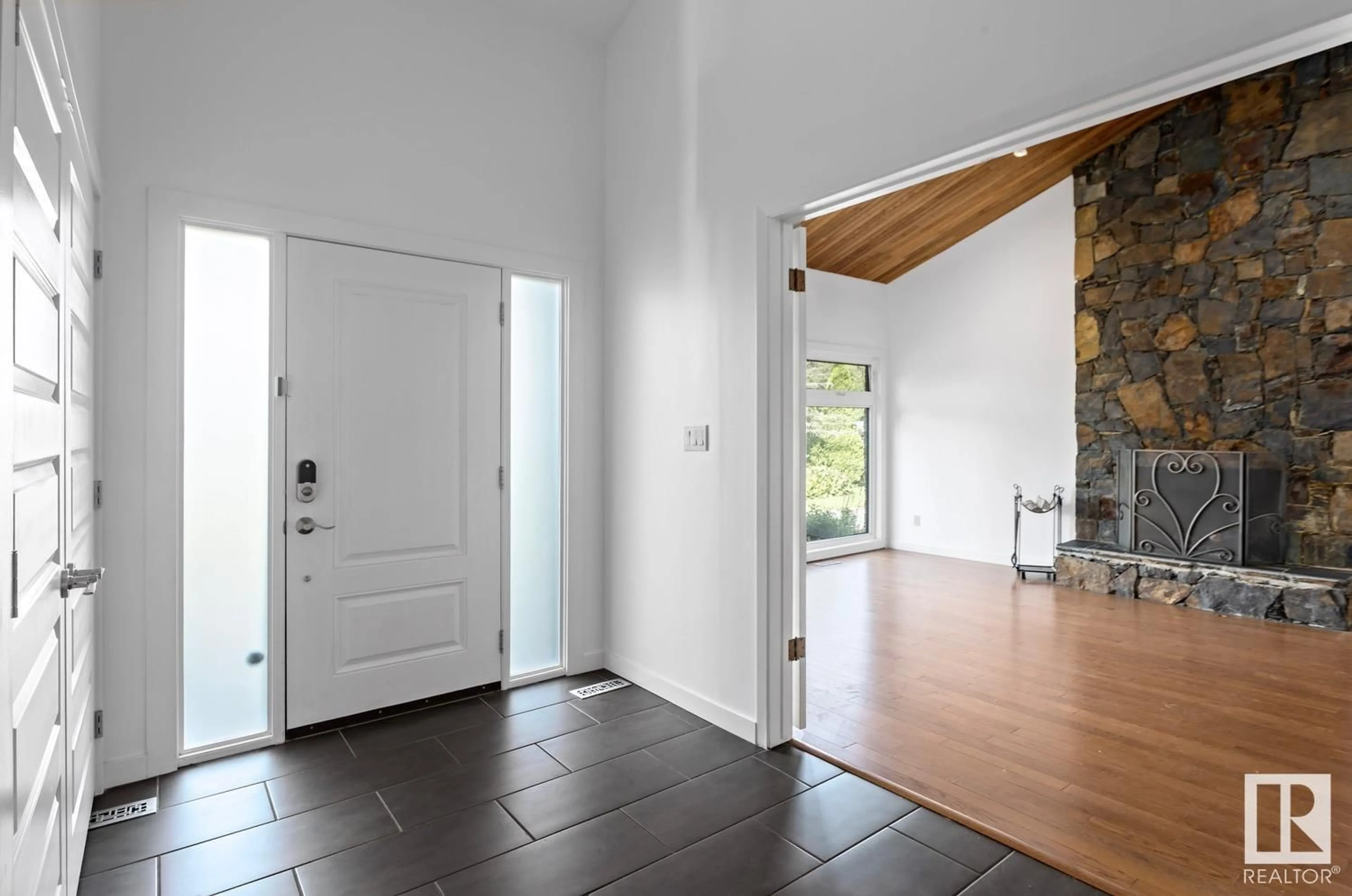 Indoor entryway for 239 WAKINA DR, Edmonton Alberta T5T2X6