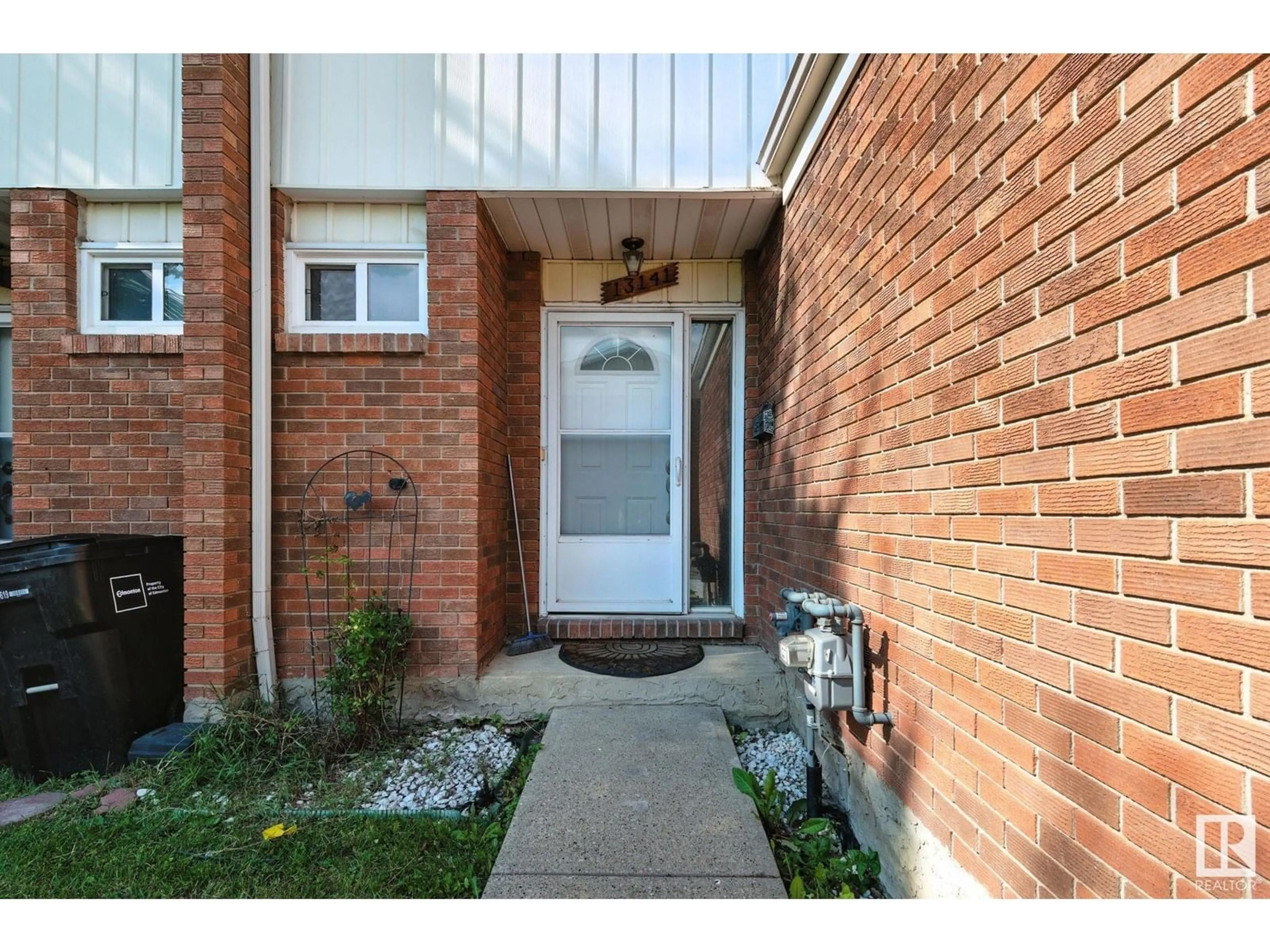 Indoor entryway for 13141 34 ST, Edmonton Alberta T5A3K1