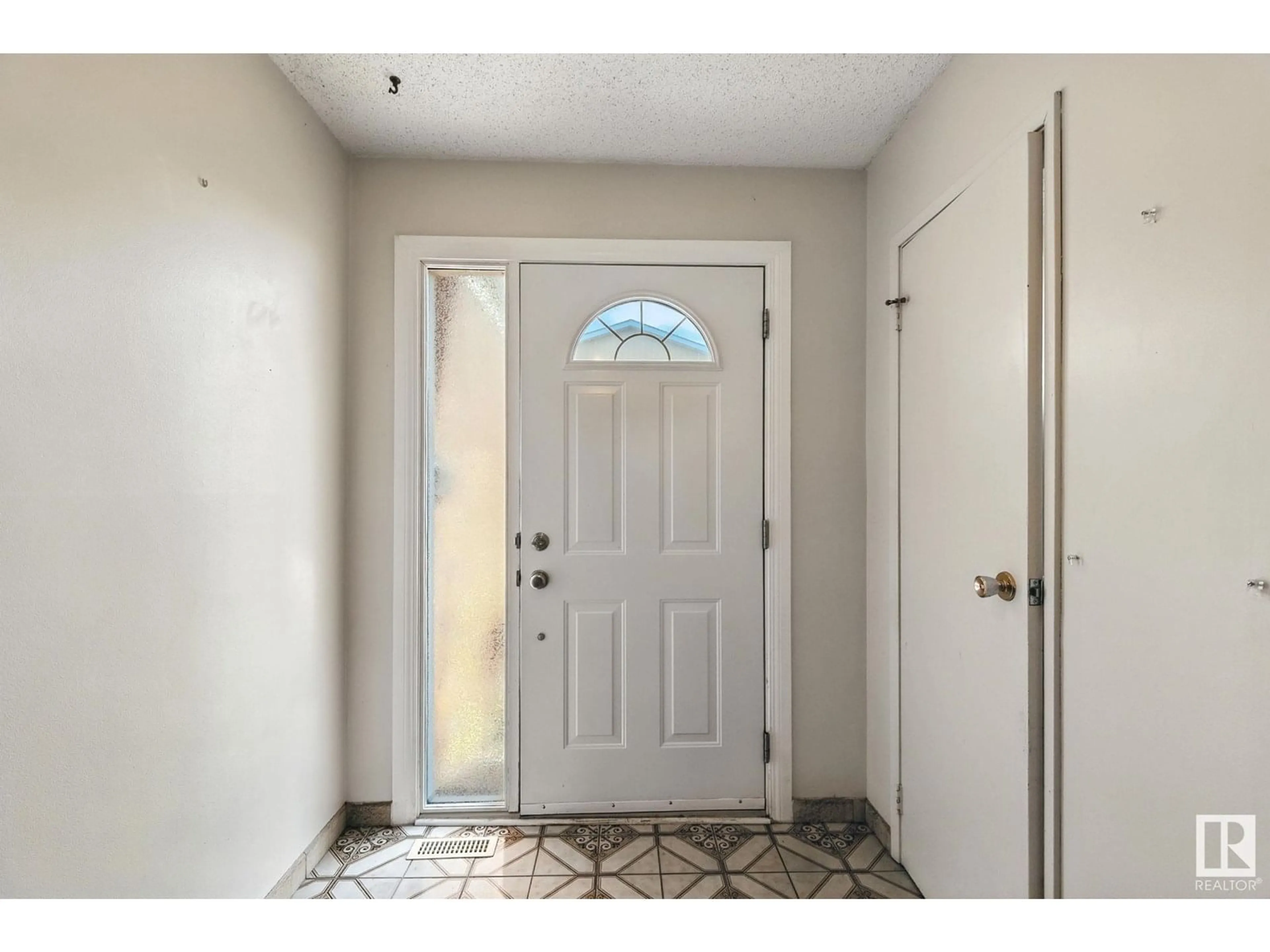 Indoor entryway for 13141 34 ST, Edmonton Alberta T5A3K1