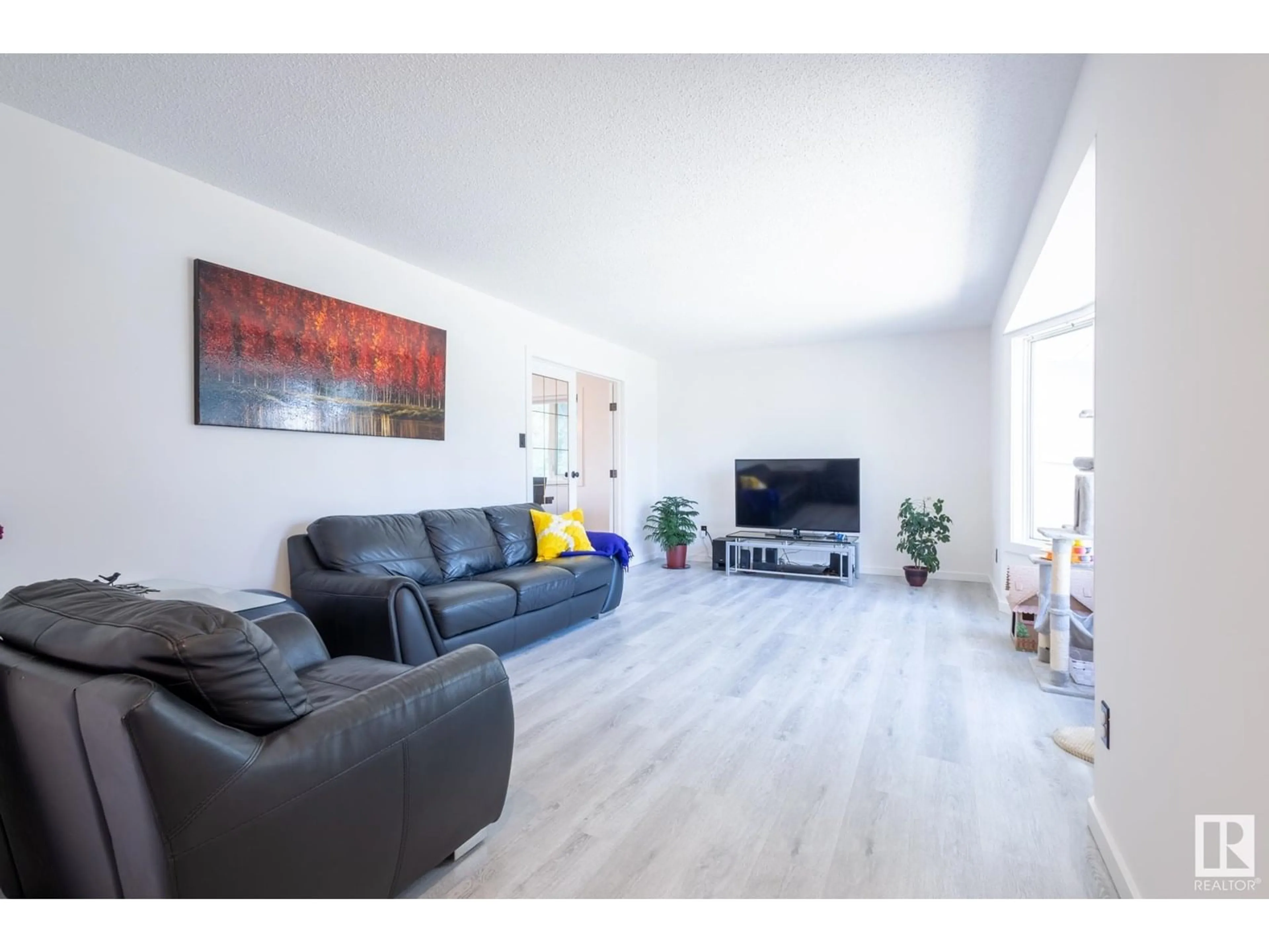 Living room with furniture, wood/laminate floor for NW - 14123 72 ST, Edmonton Alberta T5C0R4