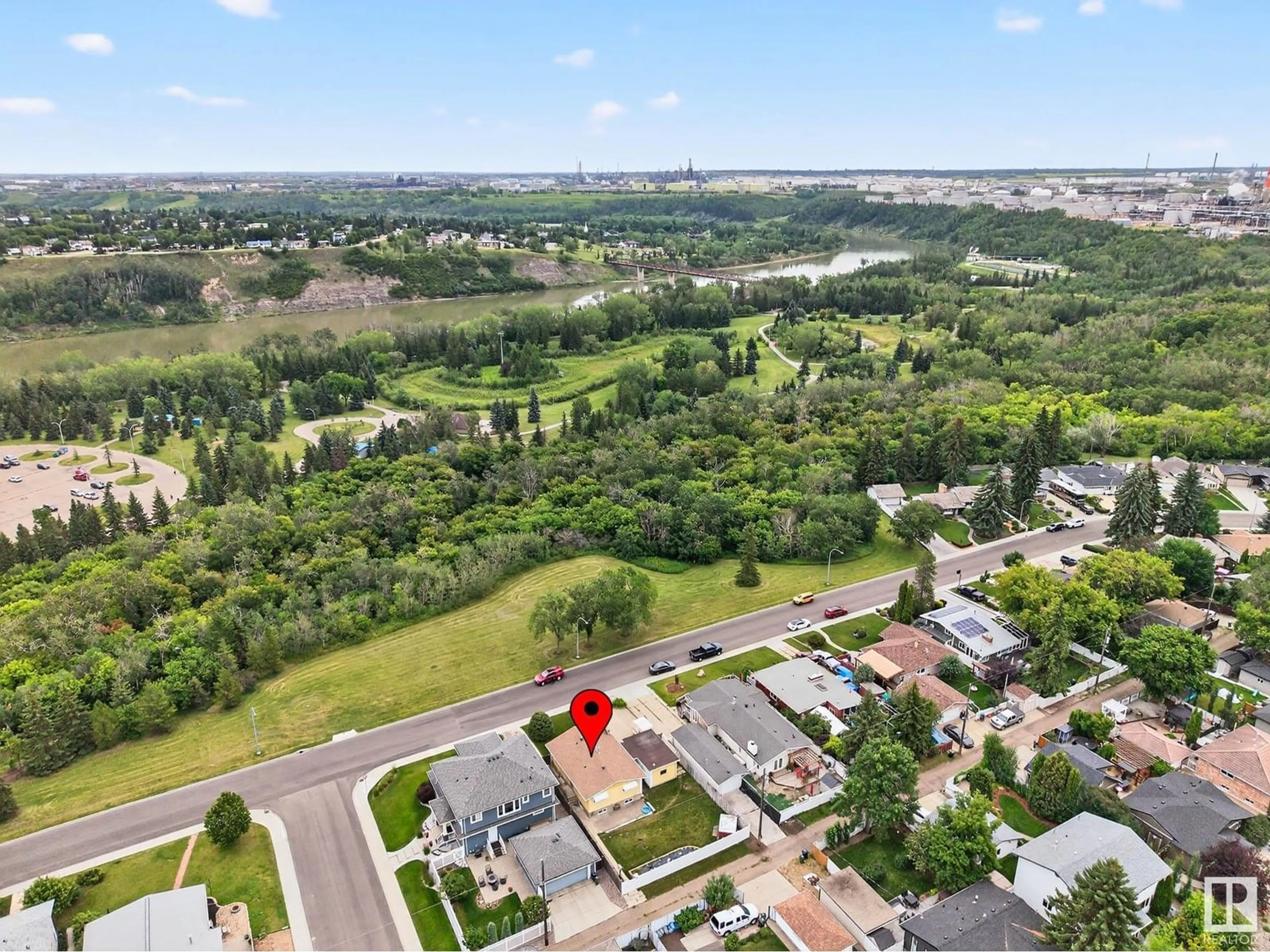 A pic from outside/outdoor area/front of a property/back of a property/a pic from drone, unknown for 10752 43 ST, Edmonton Alberta T6A1V4